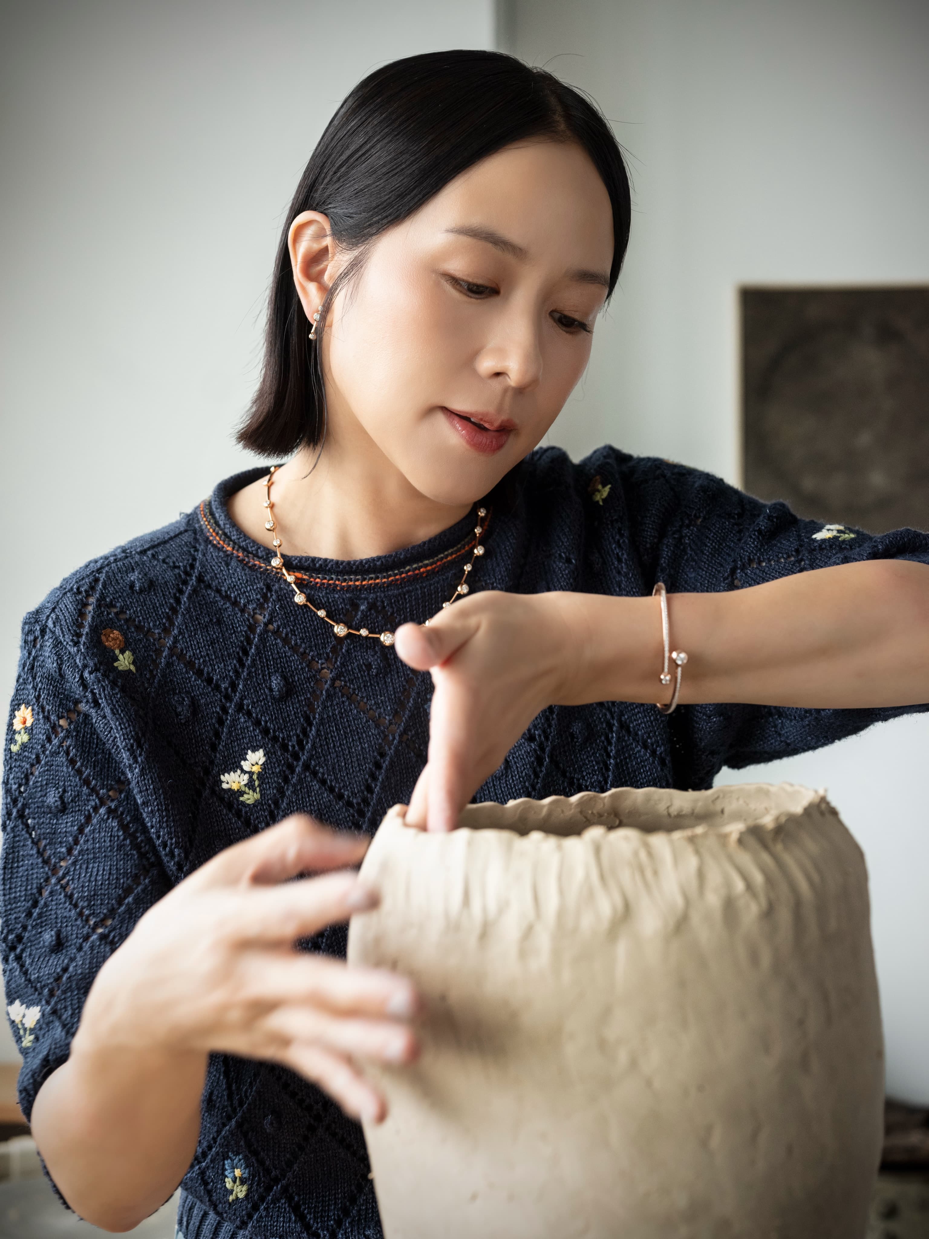 林嘉欣7年來一頭栽進陶土世界,至今已辦過3次個人陶藝展。(林嘉欣IG)