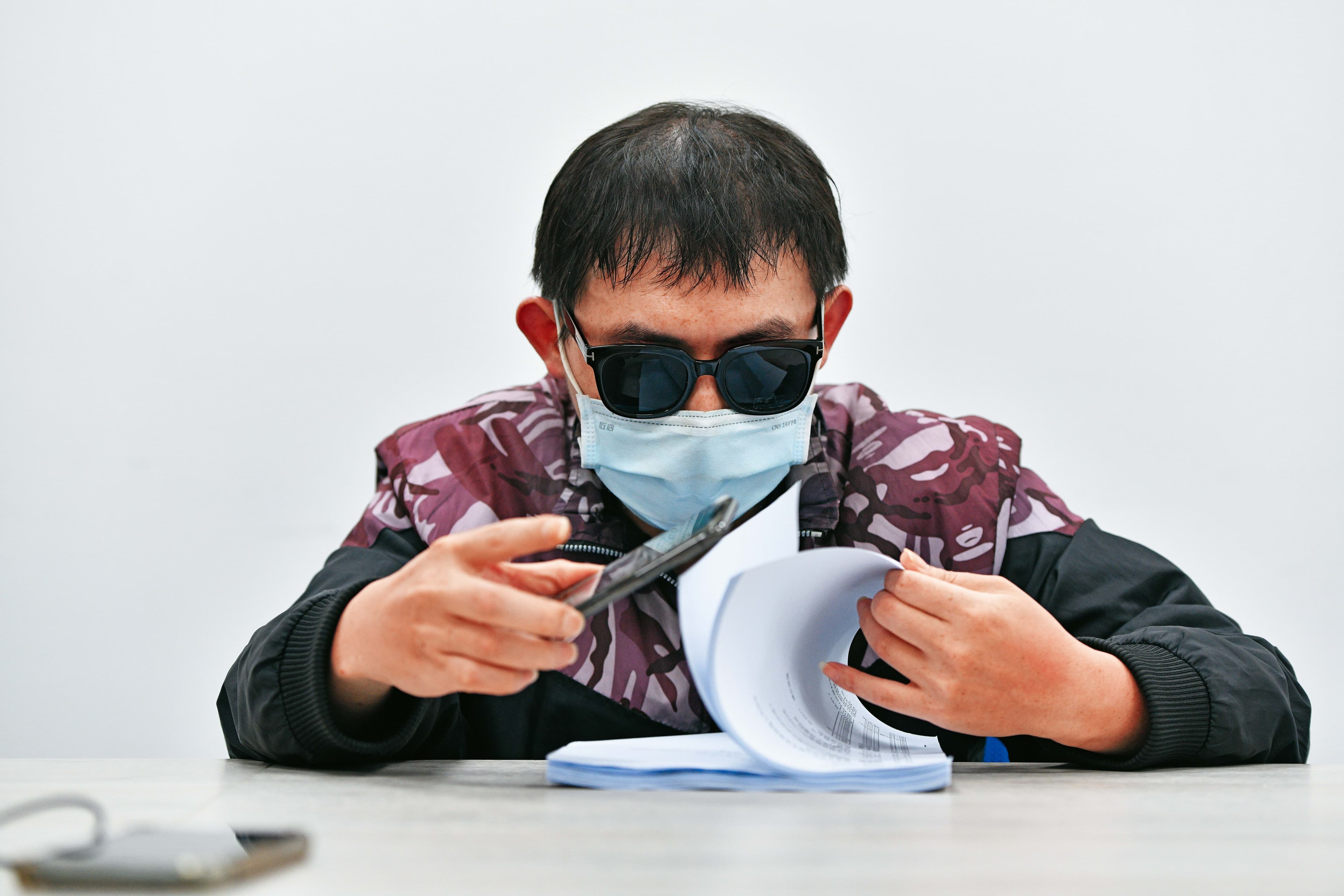 趙先生（圖）被婚友社老闆林雅雯拐去當掛名負責人，背負不少債務。