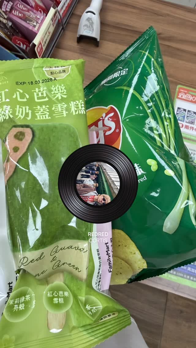 Cindy以綠色為主的零食與甜食包裝讓人有所聯想。(翻攝網路)