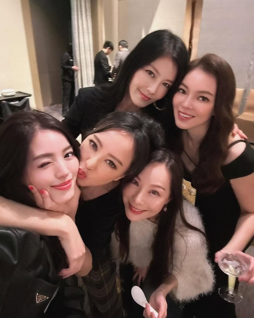 林牧潔、關穎、曾馨瑩、林熙蕾等人開心自拍。(翻攝關穎IG)