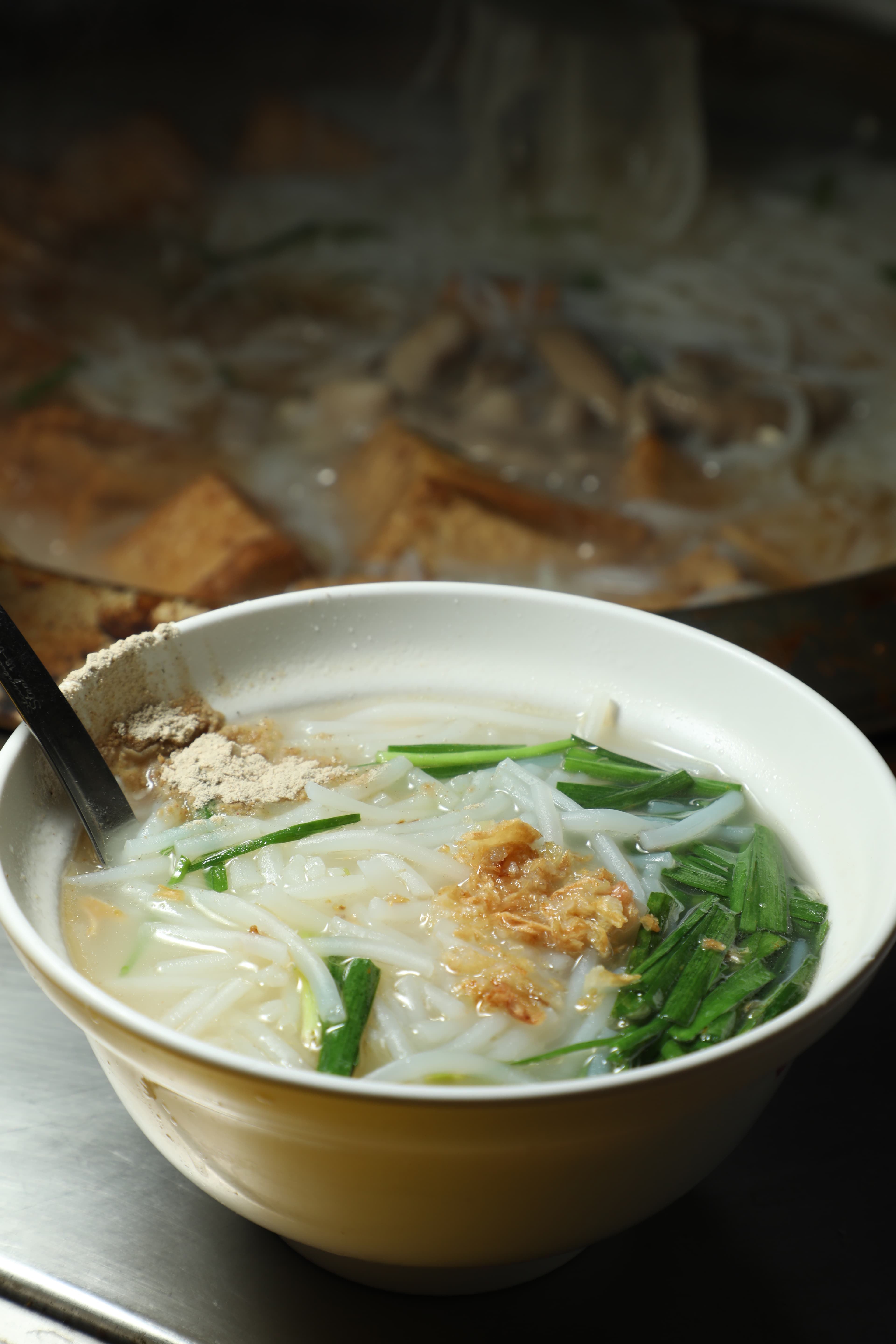 用粗米粉做的「米粉湯」,撒上韭菜、油蔥酥與胡椒粉,就是一碗平實美味。(45元/碗)