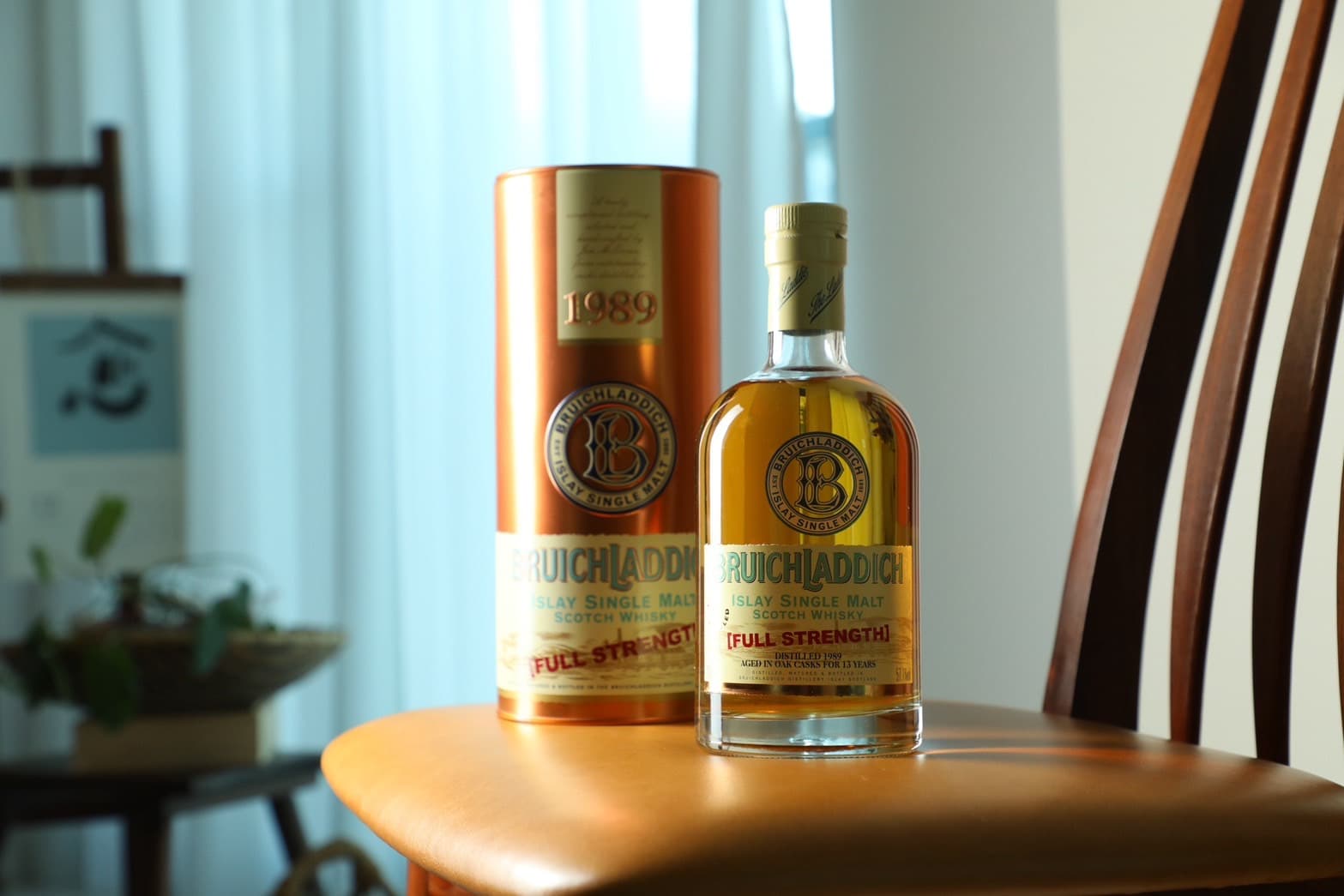 「Bruichladdich 布萊迪 1989 」在美國白橡木桶中陳釀了 13 年,琥珀色酒體帶有青蘋果、檸檬和紅漿果的風味。