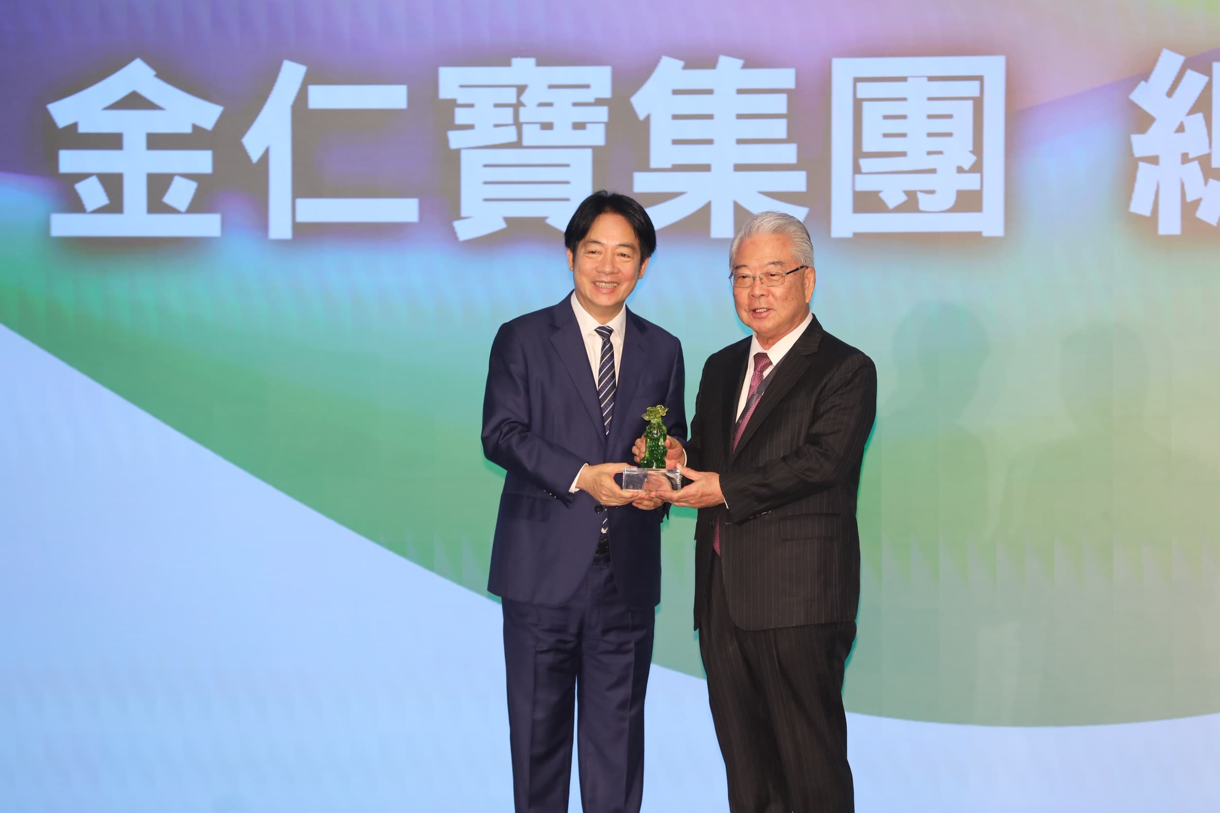 金仁寶集團總裁許勝雄今(12日)拿下人生中第二座終身成就獎。