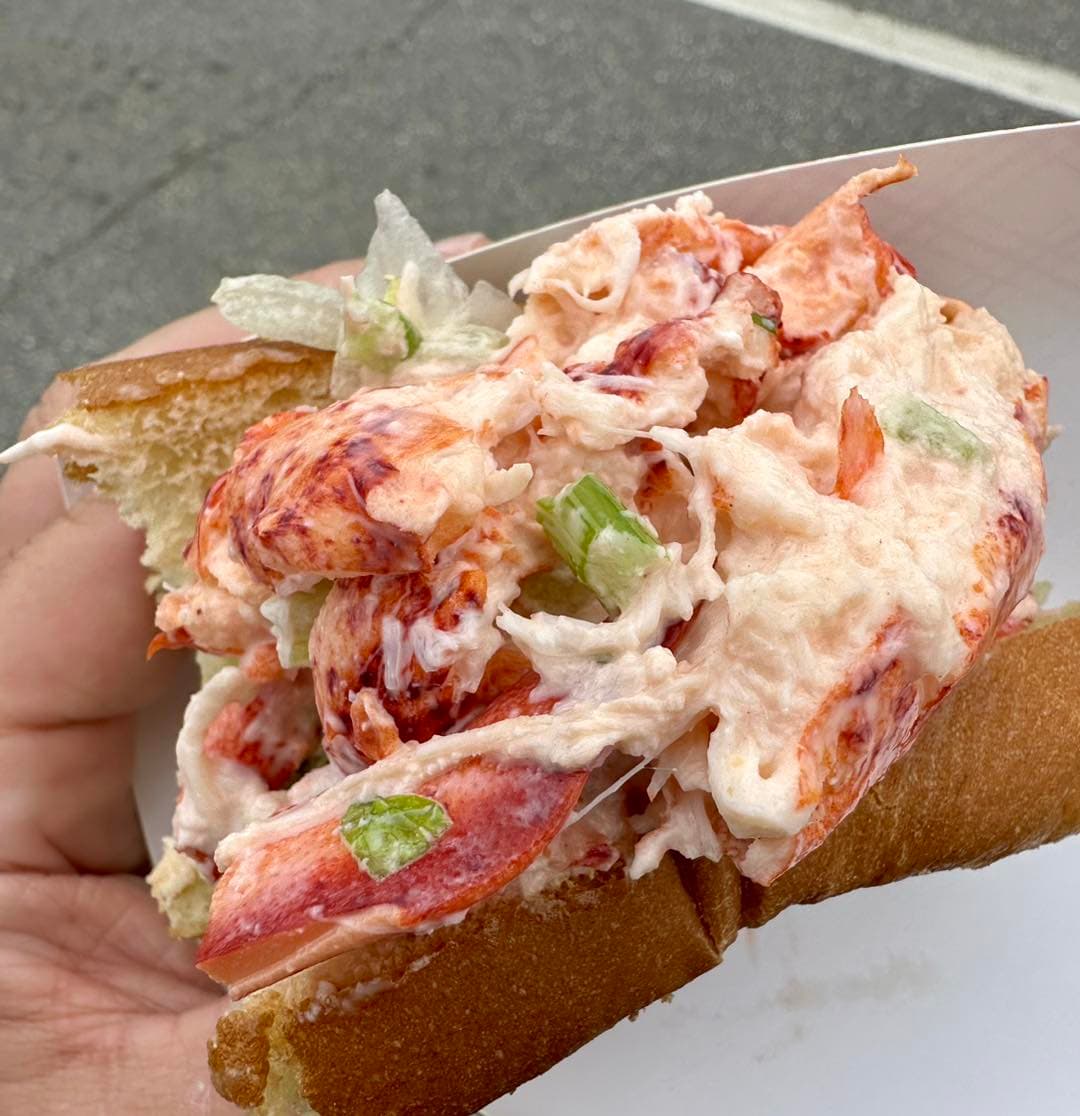 龍蝦堡分量不少，熱量十足。（翻攝Hampton Beach Seafood Festival臉書）