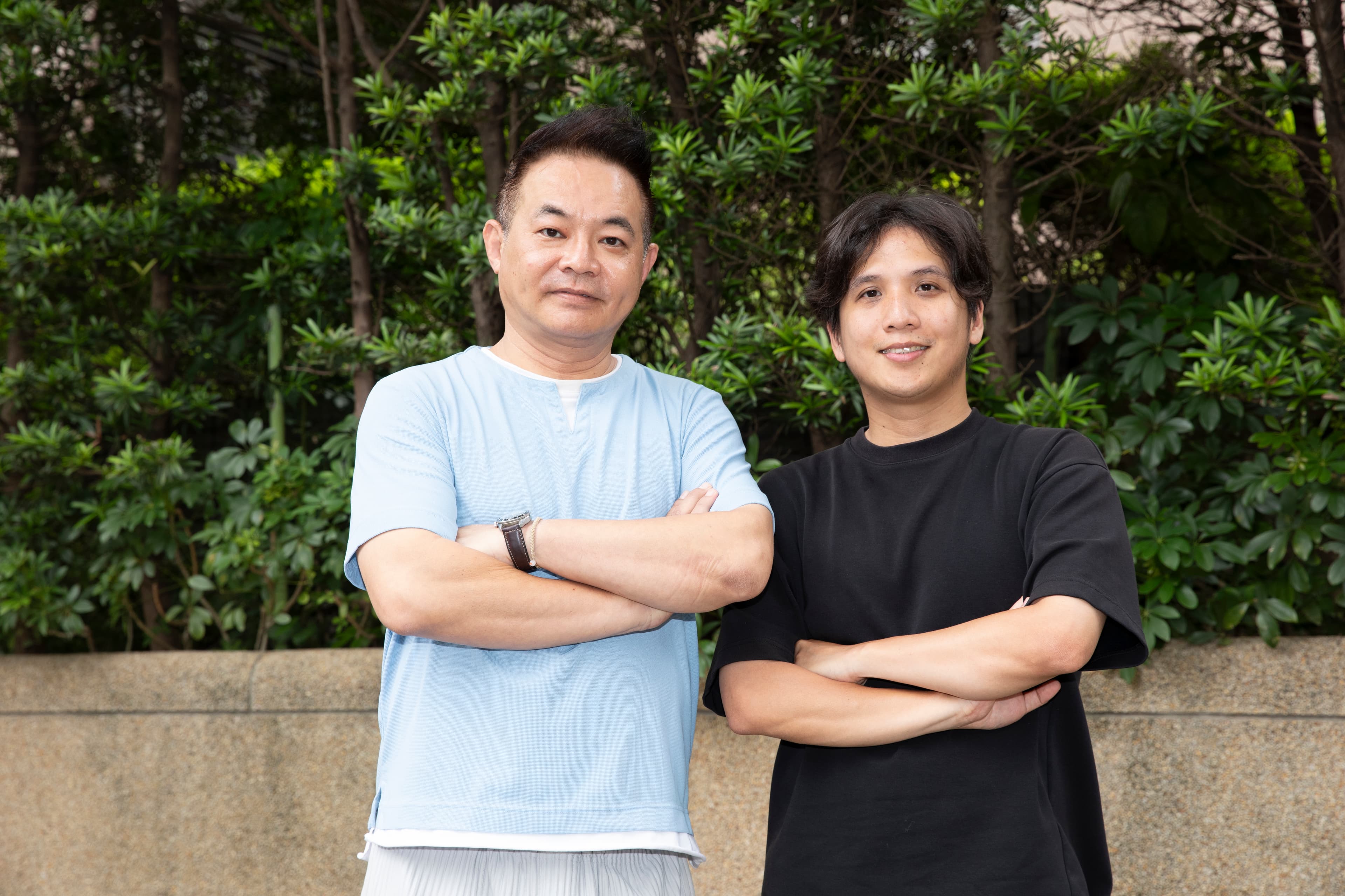 監製鄒介中(左)、導演洪子烜(右)率領劇組突破高技術門檻, 展現台灣製作大規模類型電影的實力。