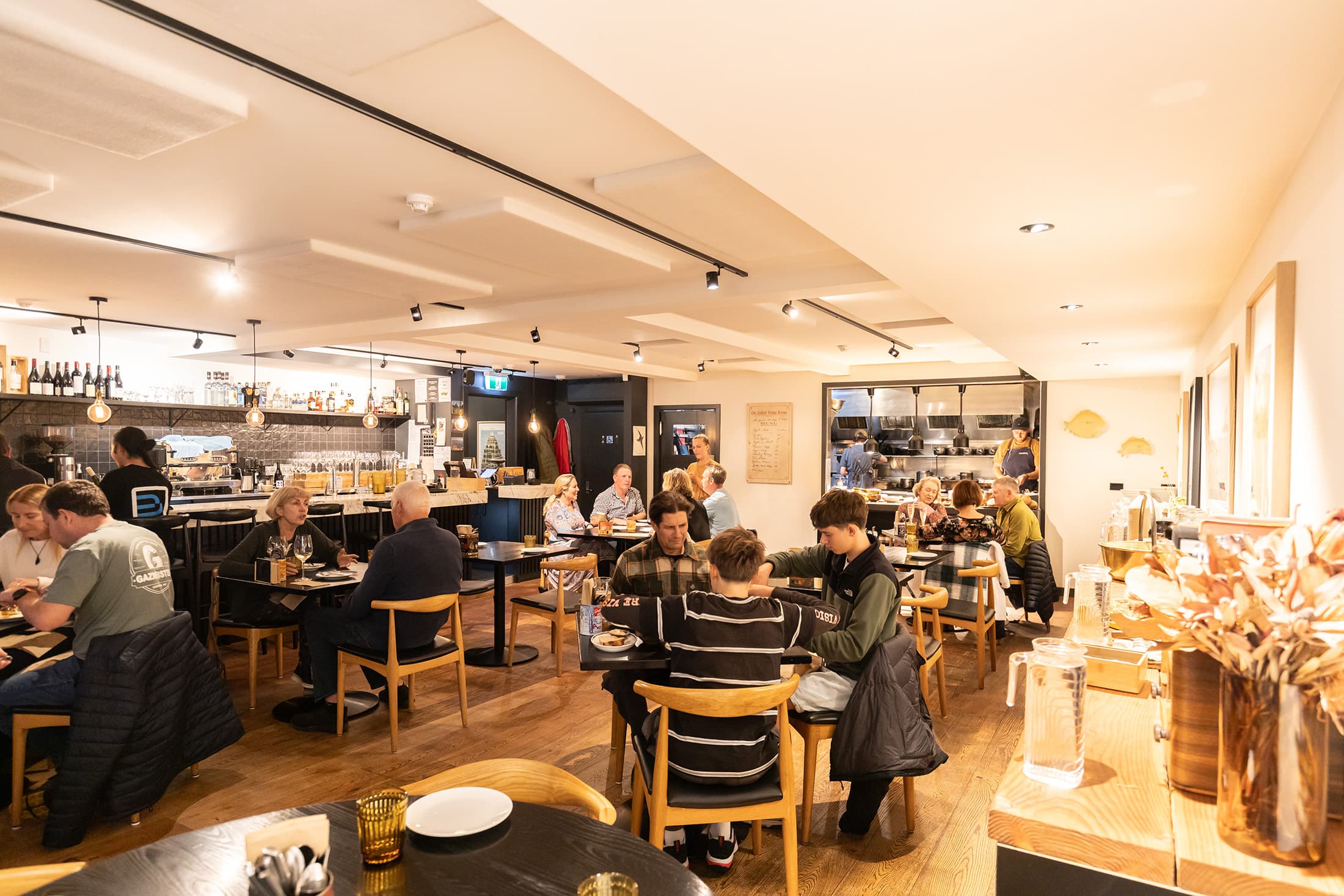 「Muttonbird」是瓦納卡的人氣餐酒館,只要外地朋友來旅行,當地人都會推薦來這裡品嘗充滿創意的料理。