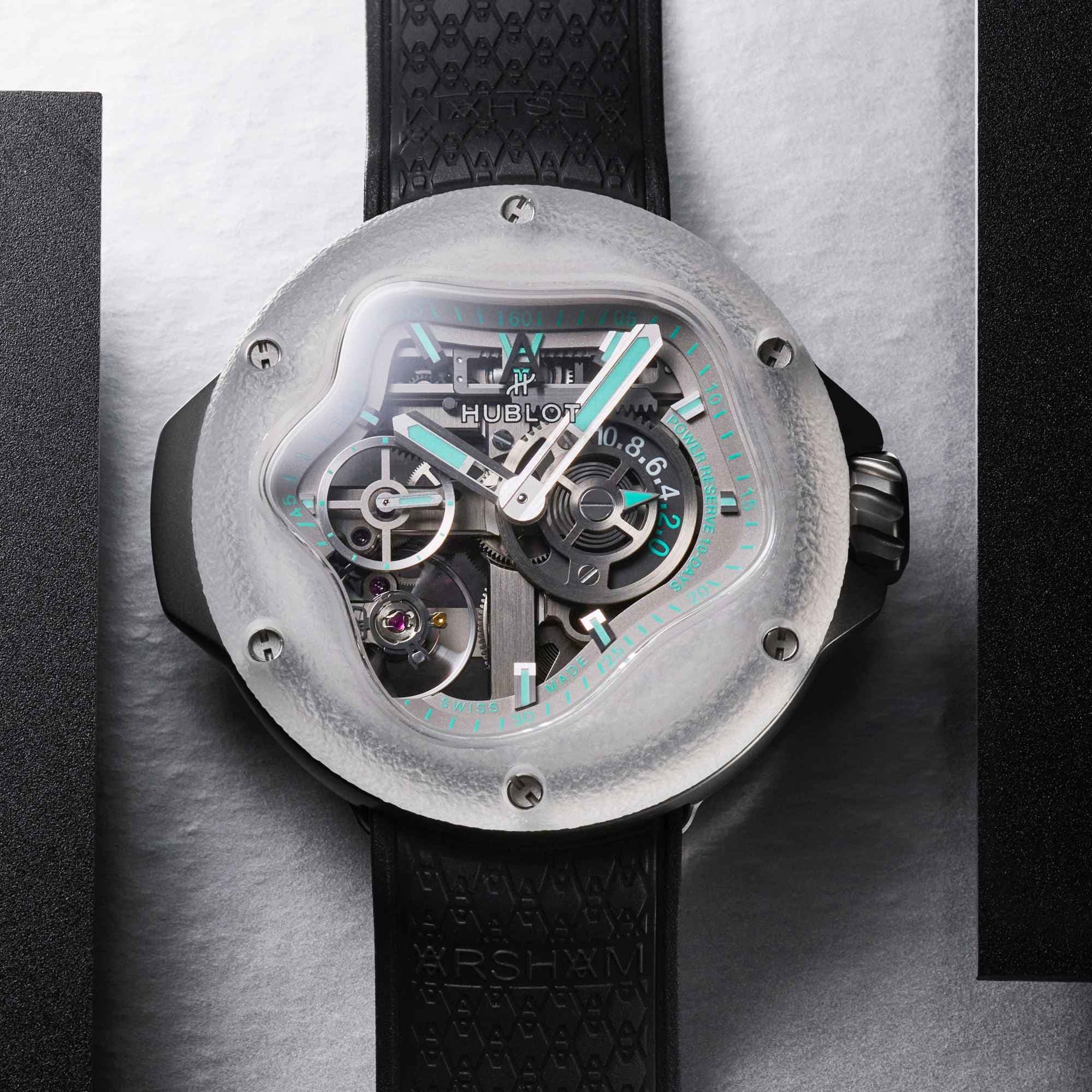 這是 MP-17 Meca-10 Arsham Splash Titanium Sapphire 十日鏈鈦金屬藍寶石水晶腕錶,其功能為「十日鏈」,錶殼以鈦金屬與藍寶石水晶製成。定價約NT$2,140,000。