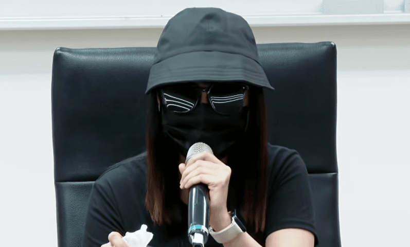 黃媽媽經歷火災後,至今仍心有餘悸,她發抖淚訴「差點燒死在裡面」。(鏡新聞提供)