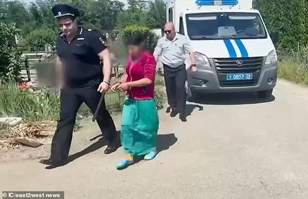 警方帶女子重返案發現場。(翻自《每日郵報》)