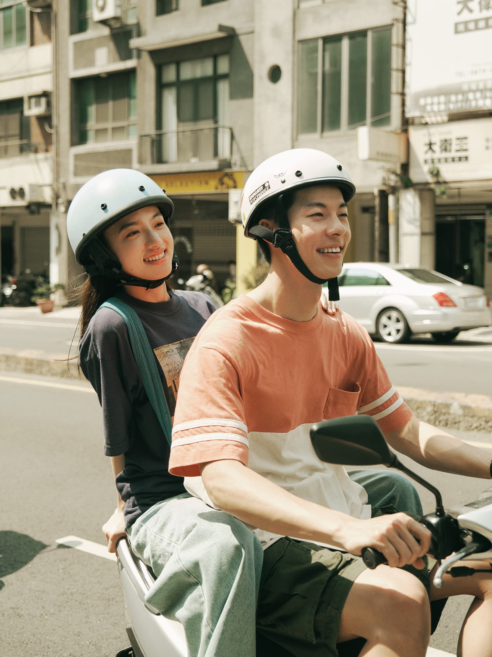 現實中清原果耶只坐過一次摩托車,一開始直呼緊張,但許光漢給她很大安全感。(翻滾吧男孩電影提供)