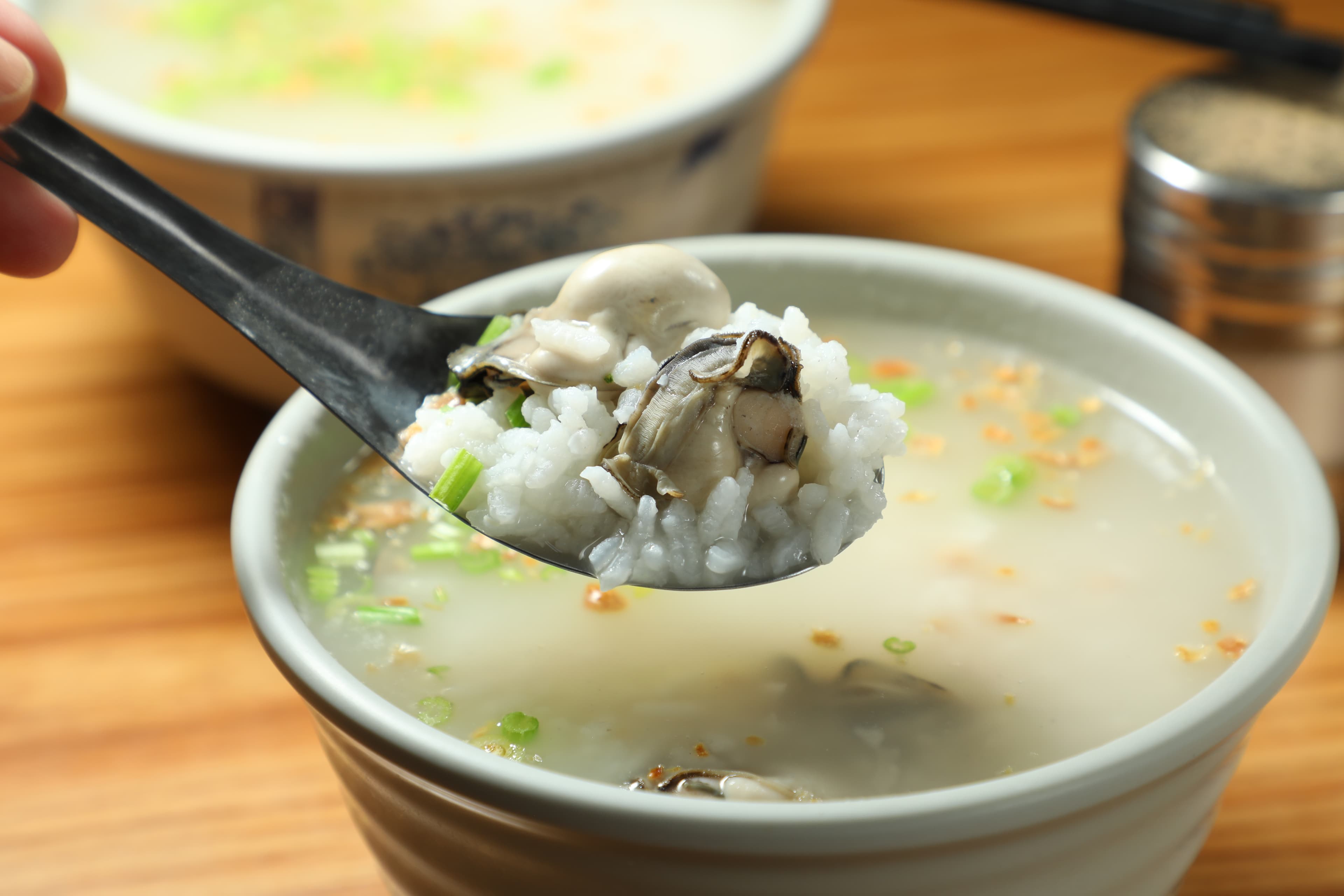 「蚵仔粥」裡的蚵仔永遠大顆又飽滿,鮮度100分。(80元/碗)