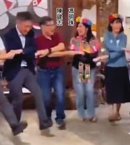 6/27 馮明珠在餐會與陳建志手拉手、開心跳舞。(讀者提供)