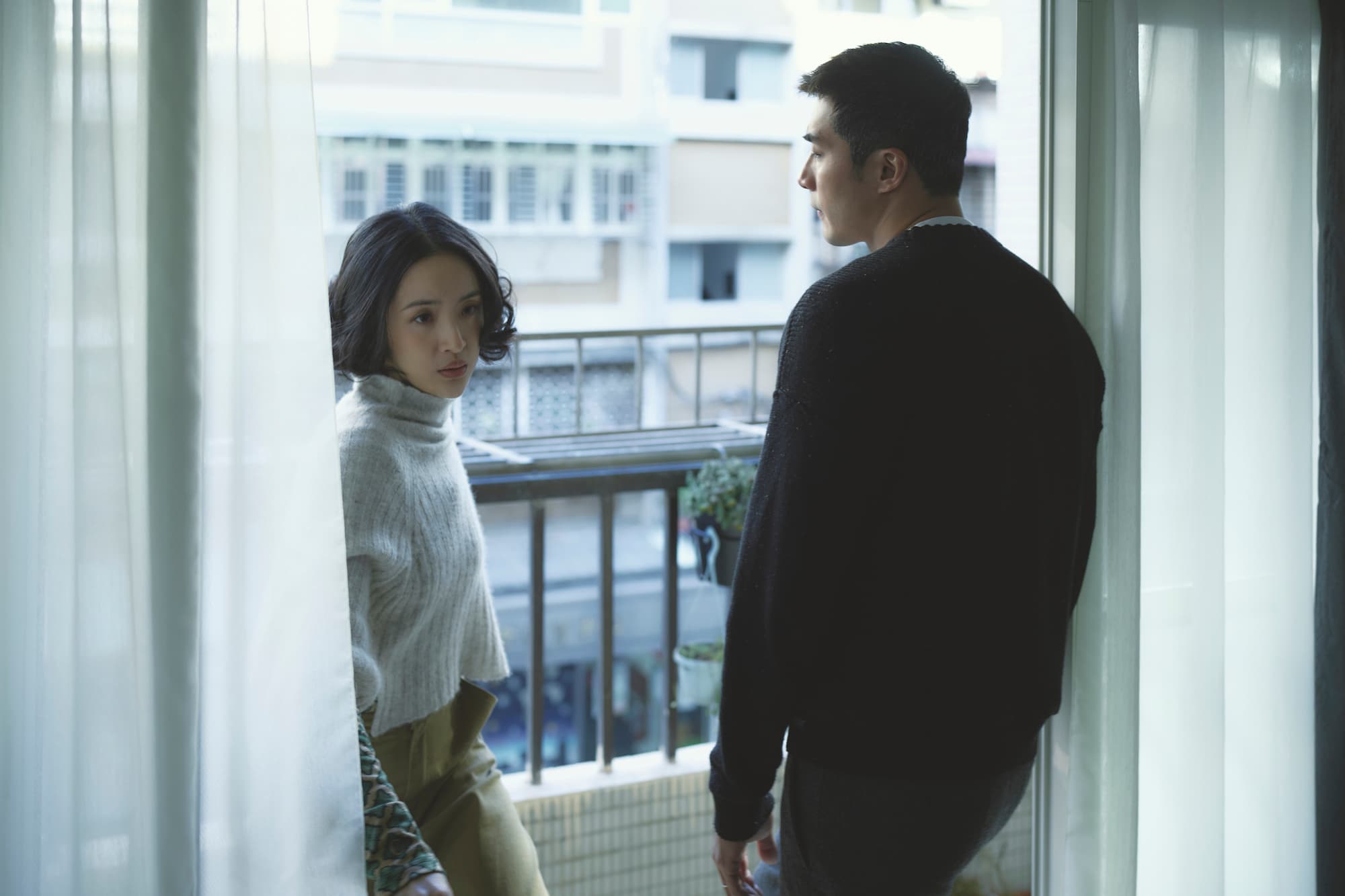 賀軍翔(右)與林依晨(左)即將因婆媳問題衍生一場風暴。(公視、MyVideo提供)
