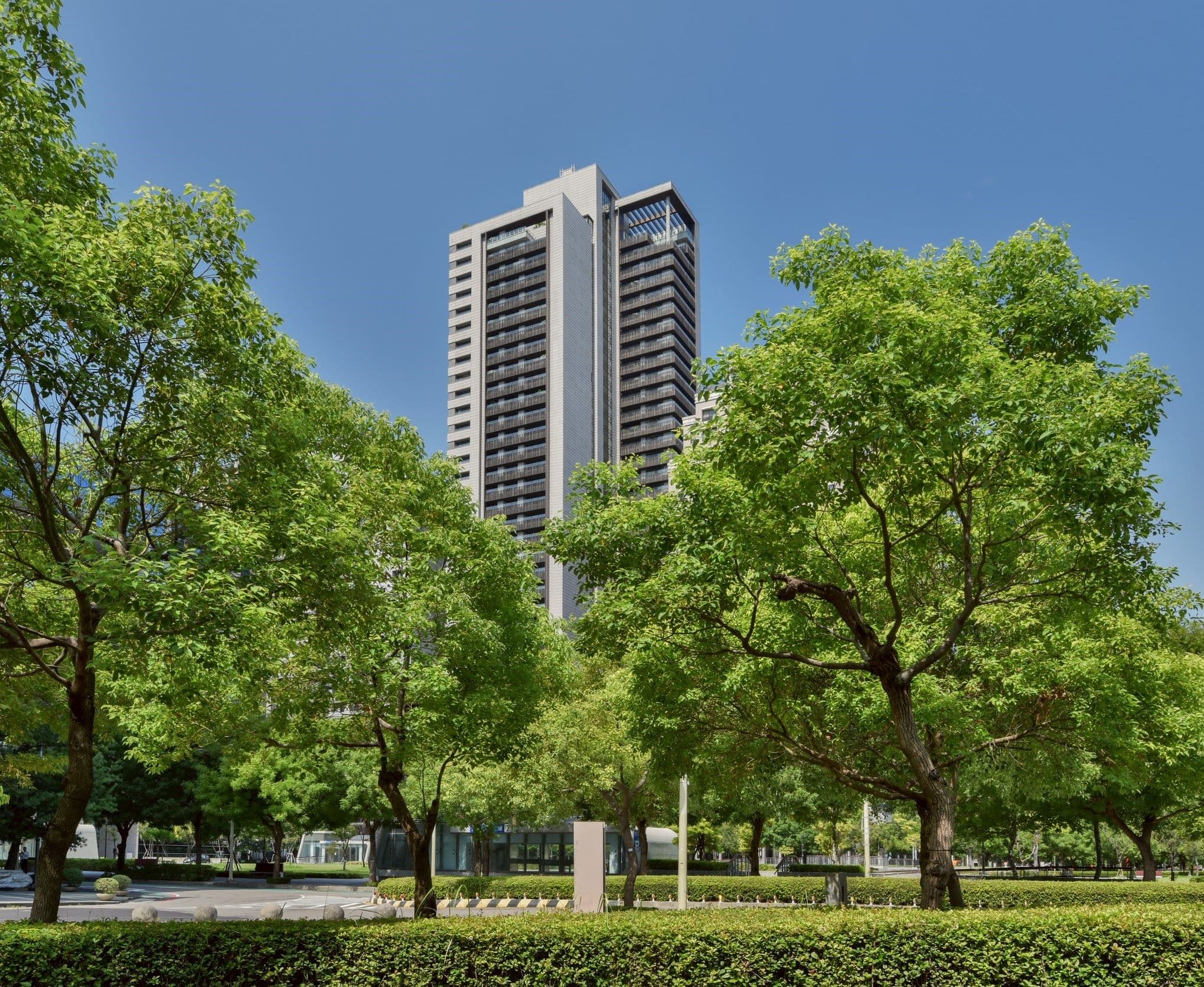 「寶璽天讚」坐落於新市政中心核心軸線,為區域少數面南且擁有超大棟距的超高層住宅。(業者提供)