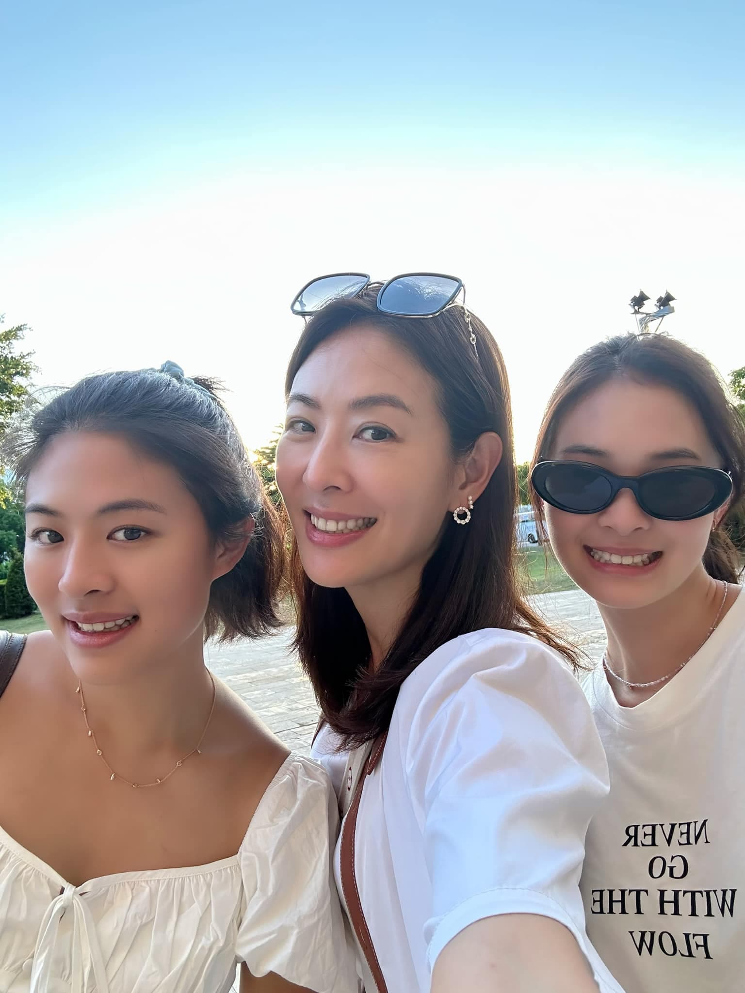 賈永婕去年曾帶兩個女兒實地走訪台東偏鄉為兒少心靈救助計畫盡心力。(翻攝自賈永婕臉書)
