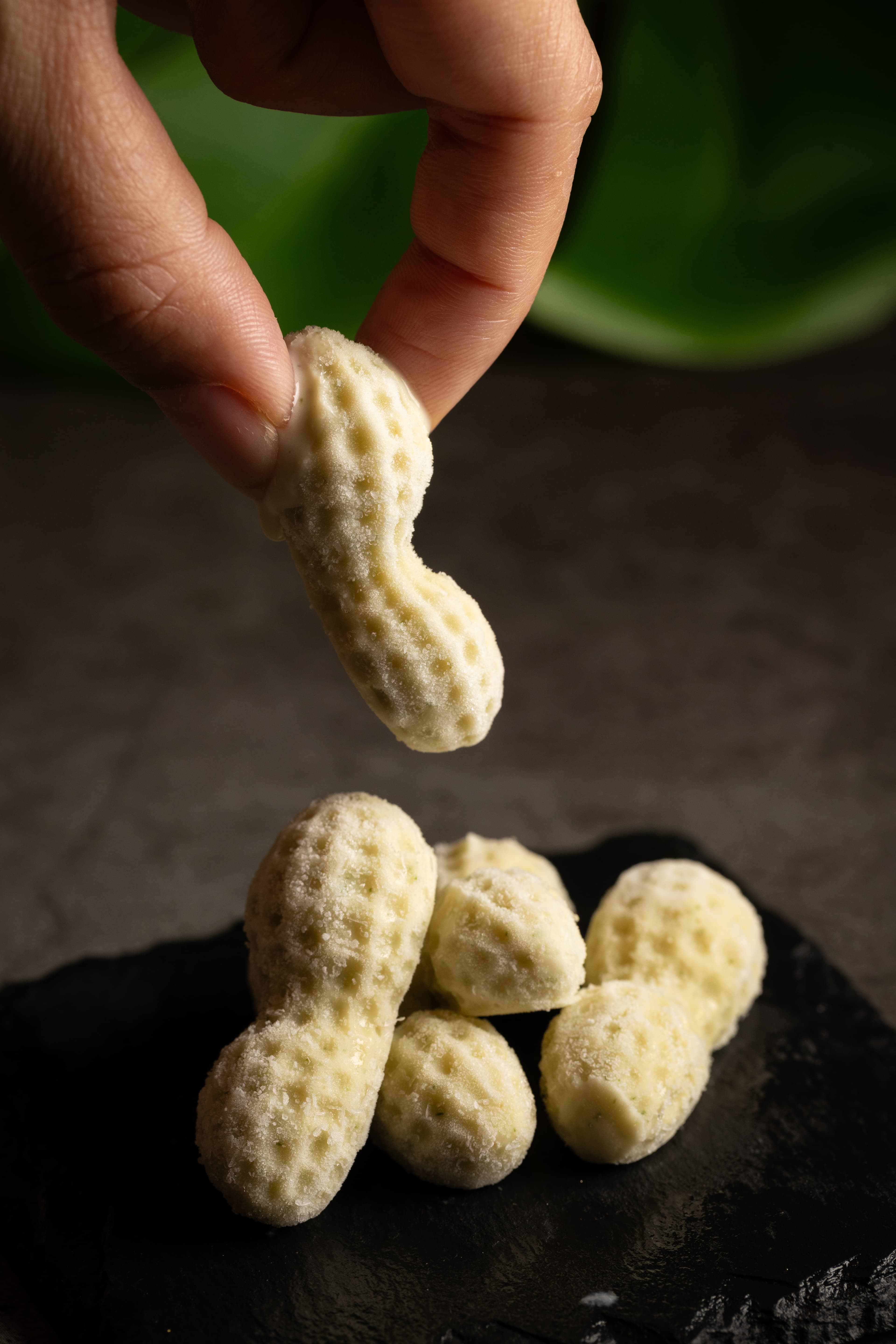同場加映的「香菜花生」口味,吃起來像街邊傳統小吃花生捲冰淇淋。(150元/份)