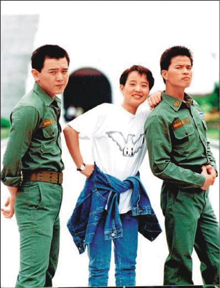 庹宗康（左）曾主演《大兵日記》，和李明依（中）、李興文（右）合作。（華視提供）