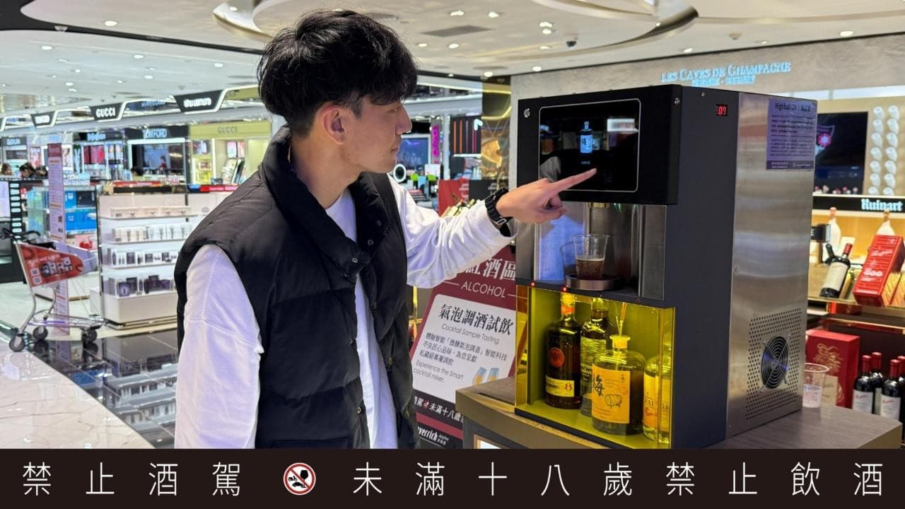 Highball體驗專區提供昇恆昌限定款-噶瑪蘭海洋單一麥芽威士忌,以及合力酒廠琴酒、茶酒等台灣在地酒款。(昇恆昌提供)
