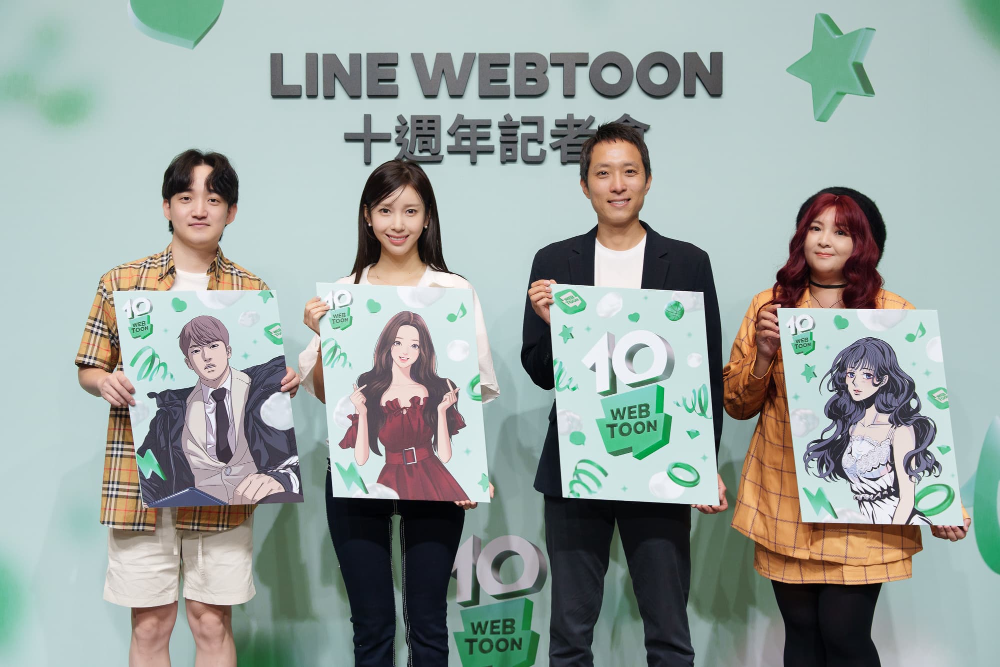 韓國網漫作家田善旭(左起)、Yaongyi、LINE WEBTOON台灣事業部總經理崔準榮、台灣漫畫作家M蜥。(LINE WEBTOON提供)