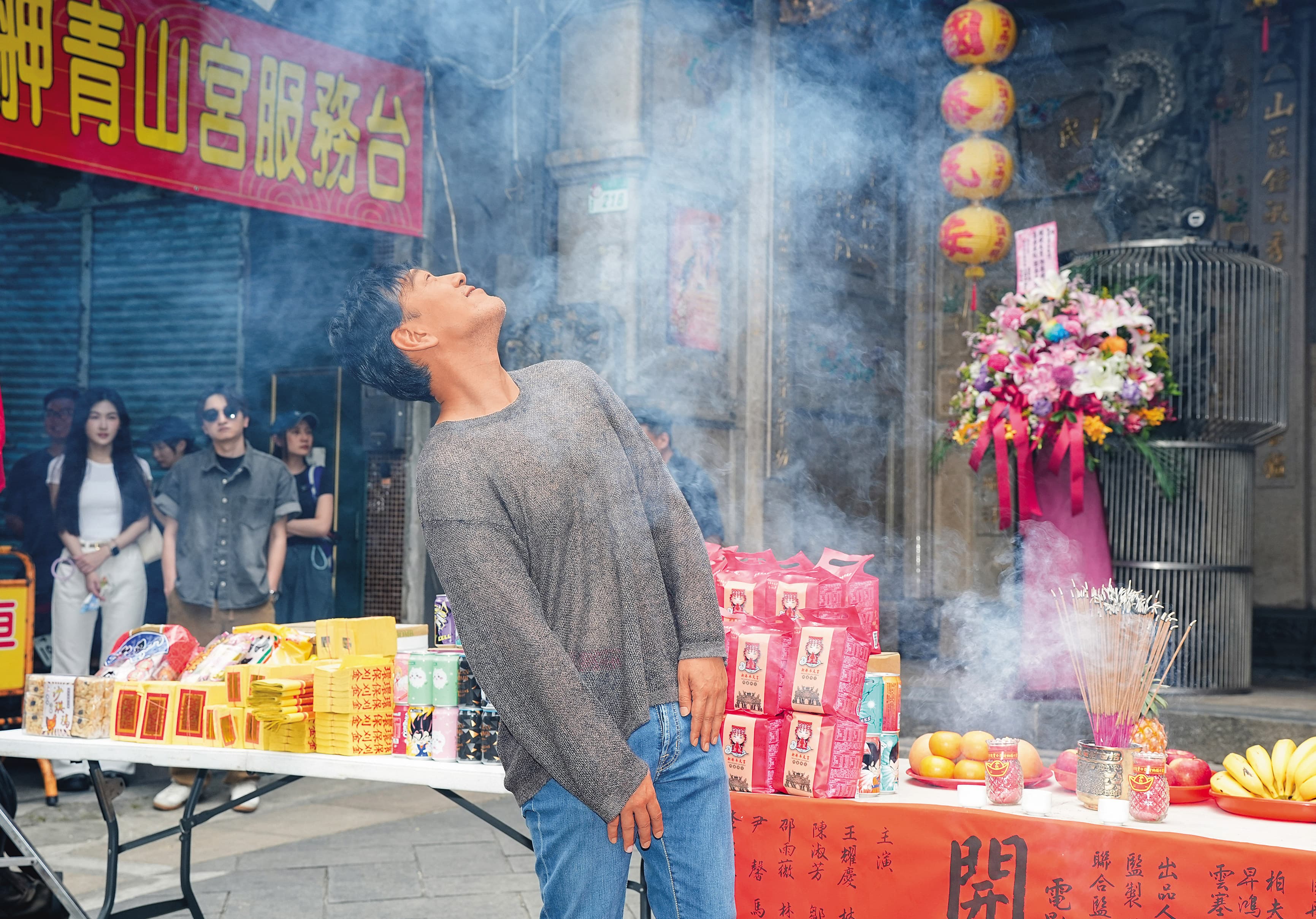 輪到王耀慶獨照時忽然香煙繚繞,莫非神明有什麼指示?