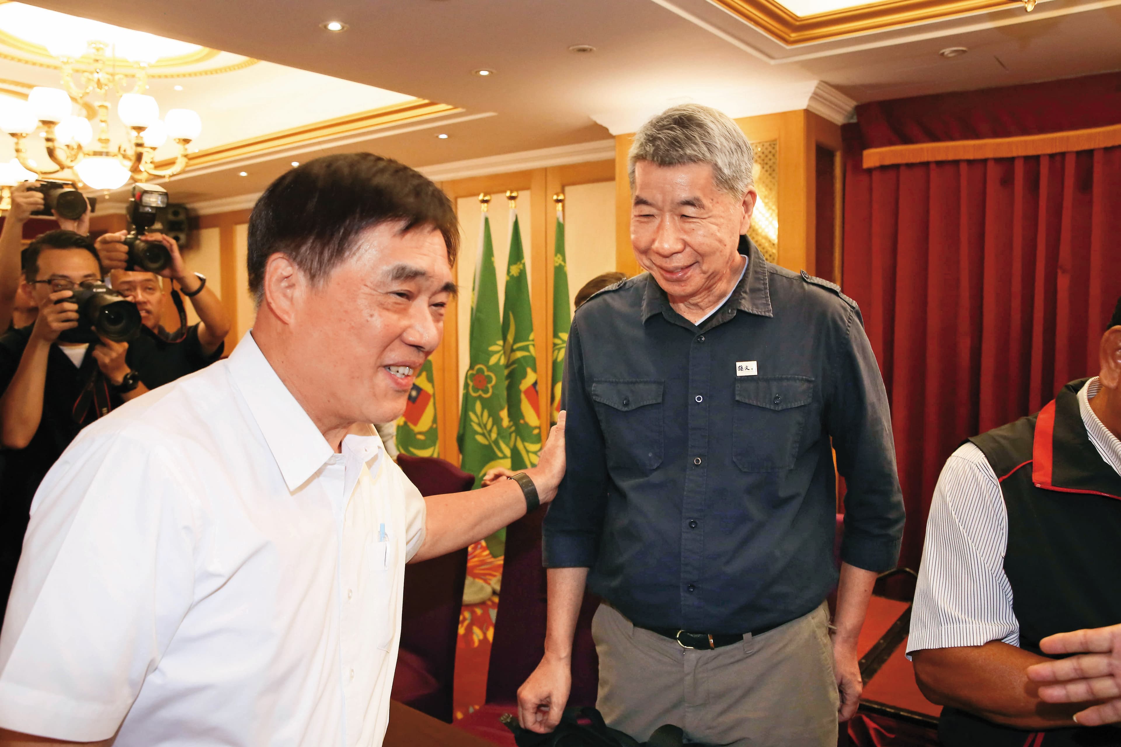 郝龍斌(左)、張亞中(右)在軍系活動強碰,相互打氣。(鏡報董孟航)