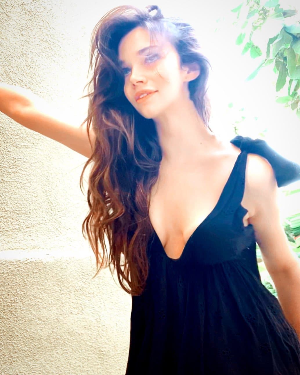 英迪雅·艾斯利(India Eisley)是美國女星,將在車銀優首張個人專輯主打歌MV出現。(翻攝India Elsley IG)