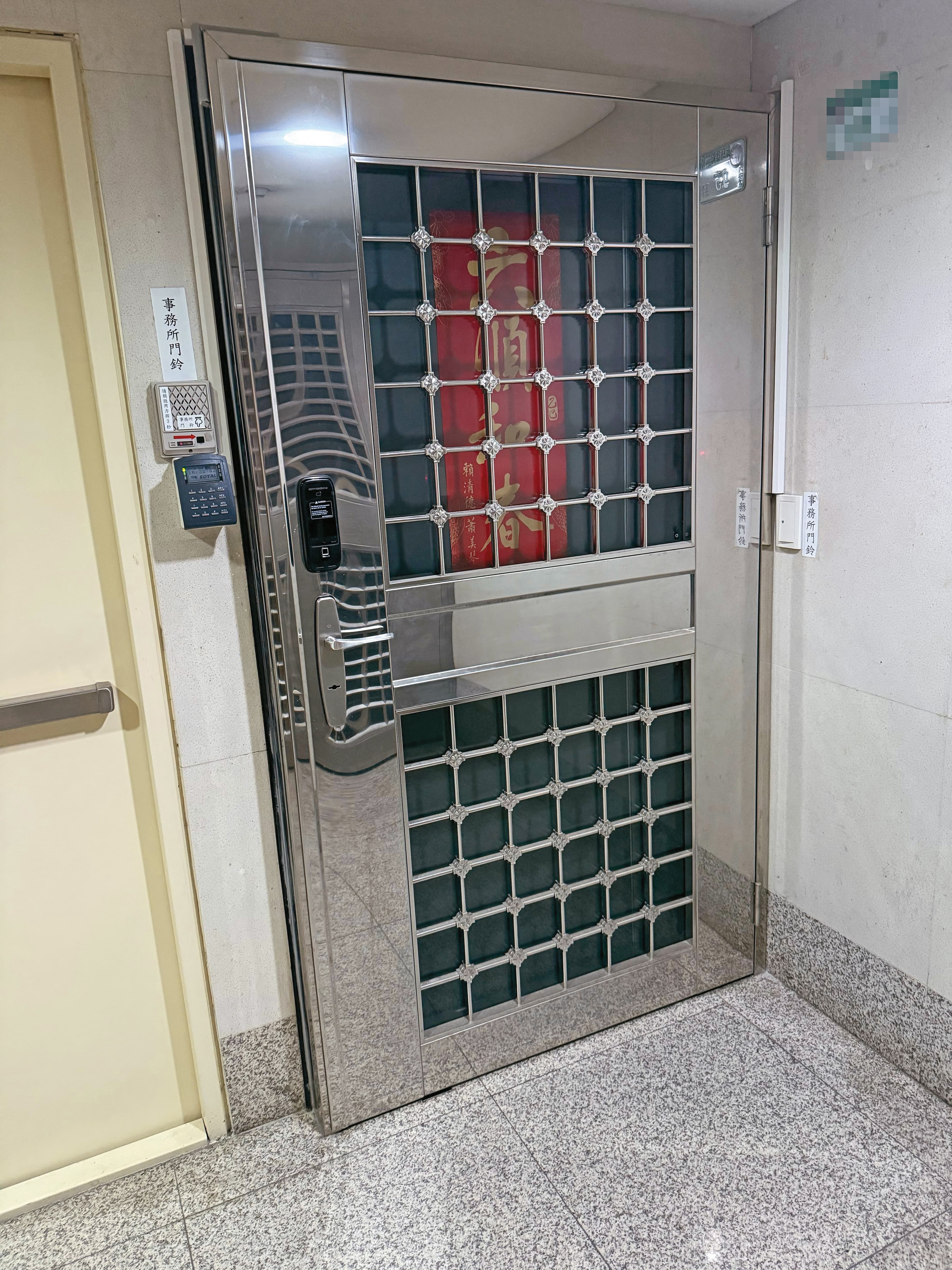 有民眾到仙塔事務所,發現大門深鎖、人去樓空。(讀者提供)