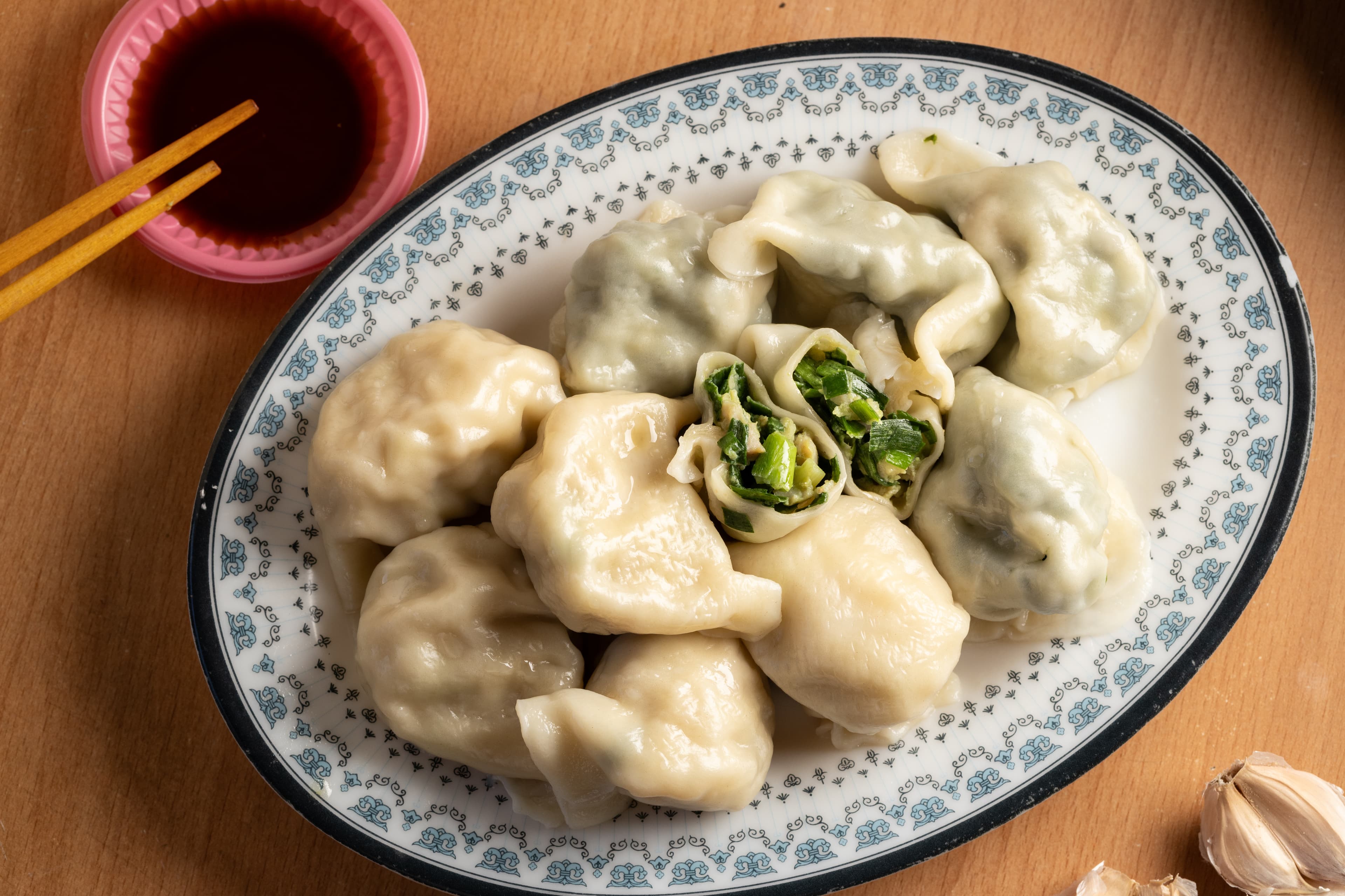 「水餃」有高麗菜和韭菜兩種口味,韭菜的香氣更突出。(皆8元/顆)