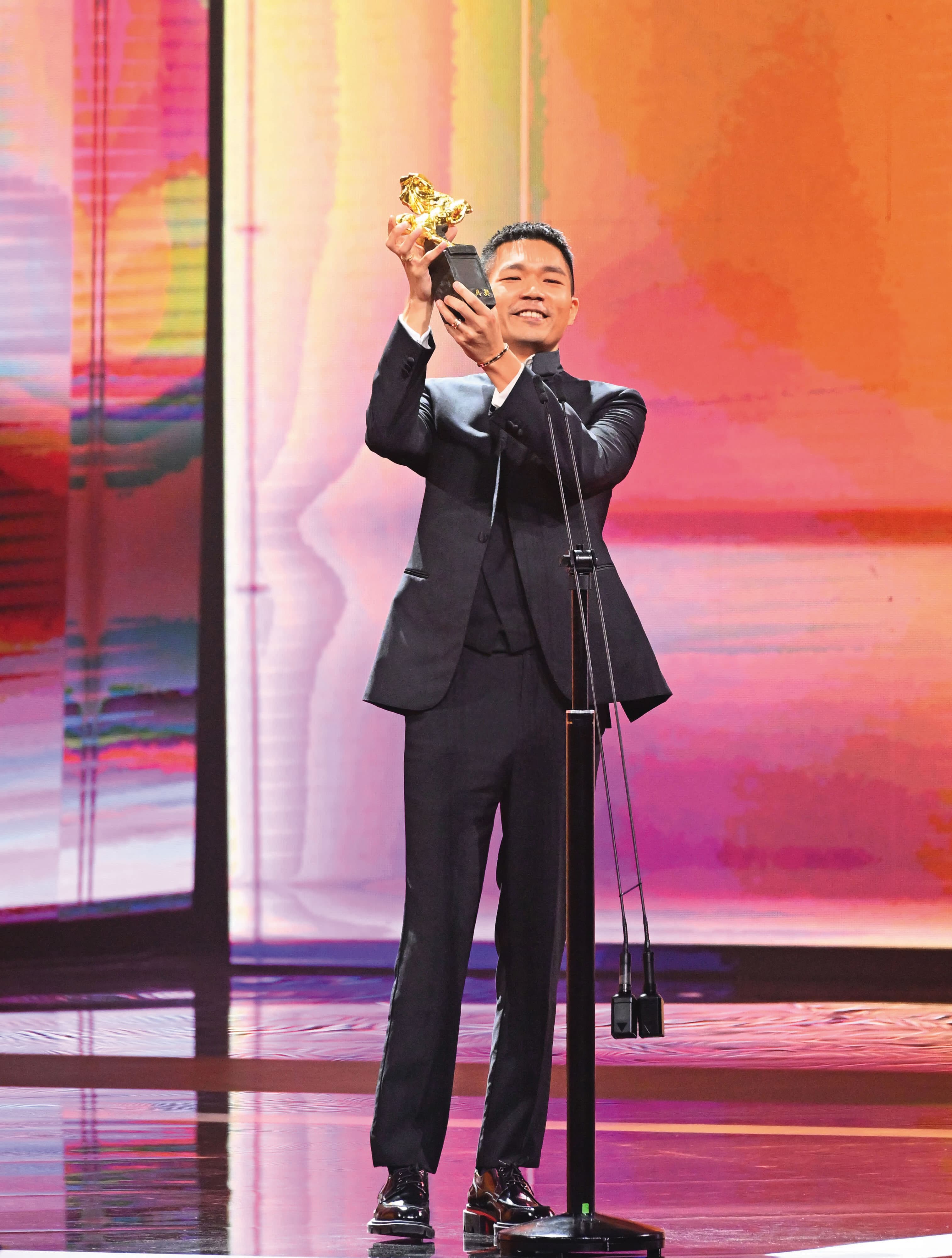 李駿碩(右)在金馬頒獎典禮致詞感謝演員張迪文(左),說:「遇到你,是我做導演最大最大的幸運。」