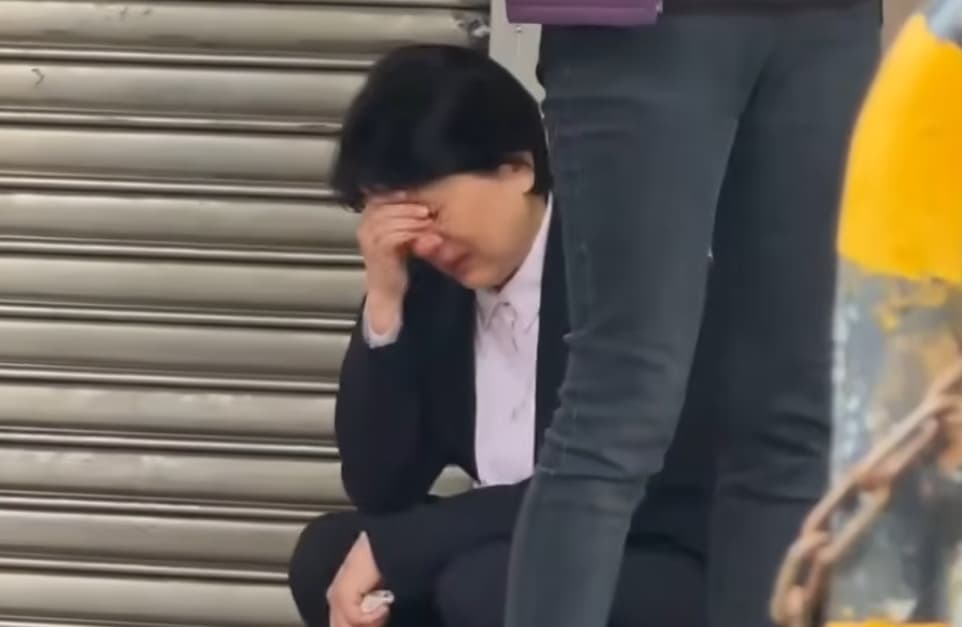 白委邱慧洳在協商後蹲地痛哭。（鏡新聞）