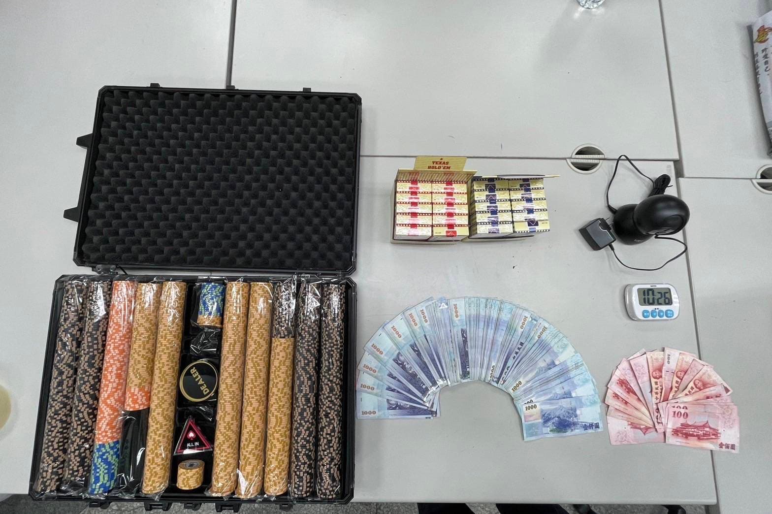 警方查扣賭具及賭資等贓證物。(翻攝畫面)