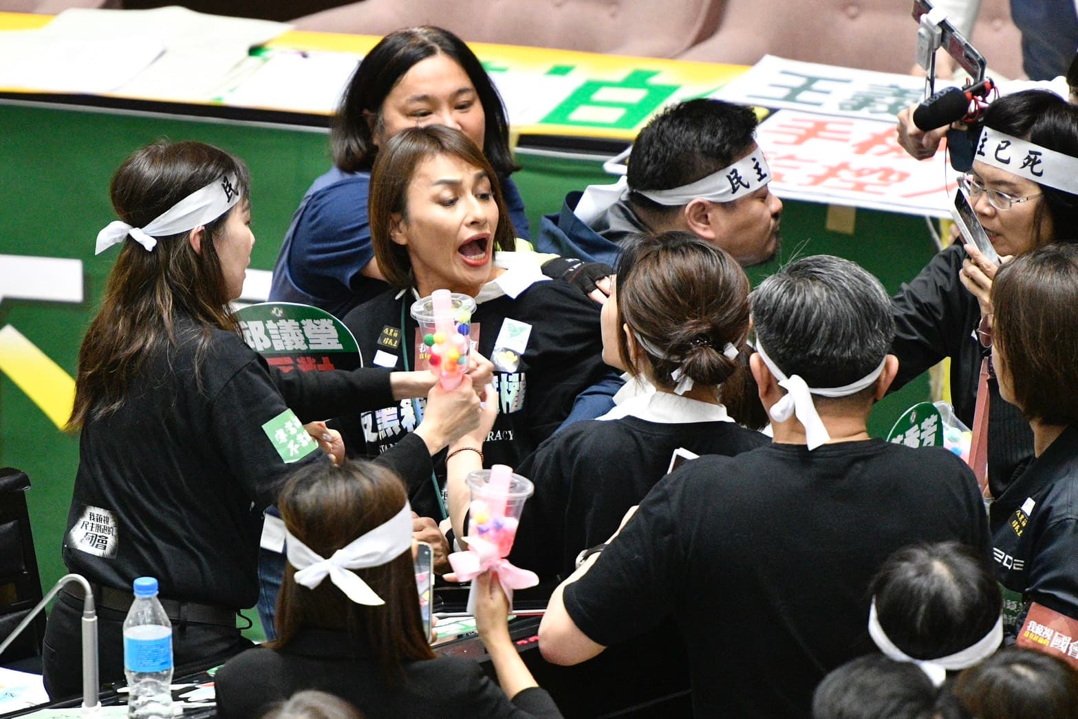 成功賞了一巴掌的邱議瑩,馬上被金門女戰神陳玉珍及徐巧芯扯破衣服。