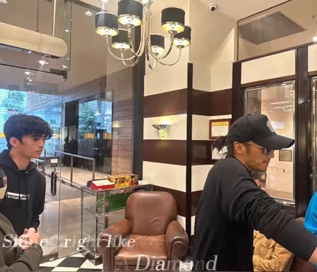 去年謝霆鋒帶大兒子Lucas在澳洲旅遊,接連被網友野生捕獲。(微博圖片)