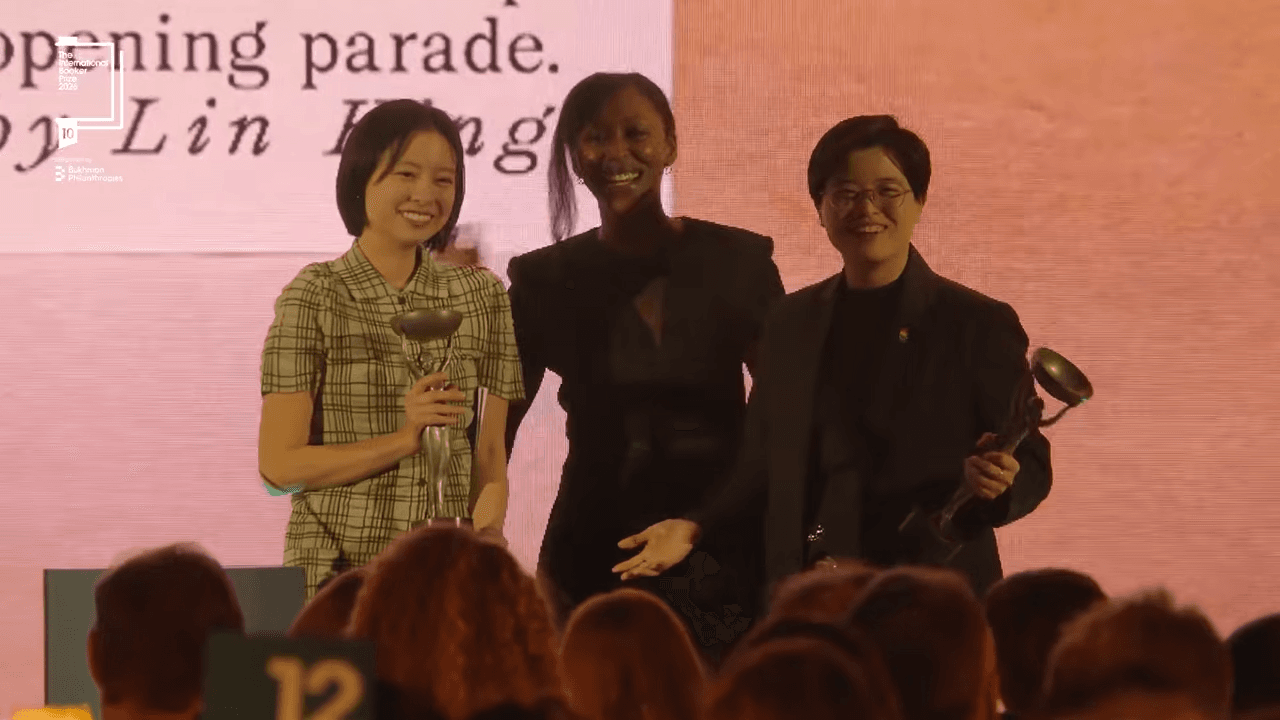 楊双子(右)與譯者金翎(左)獲頒本屆國際布克獎殊榮。(翻攝自YouTube The Booker Prizes)