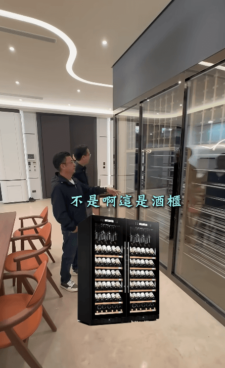 彰化縣議長謝典林開箱自家豪宅,家中有一整面酒櫃。(翻攝自億百豪森 YT頻道)