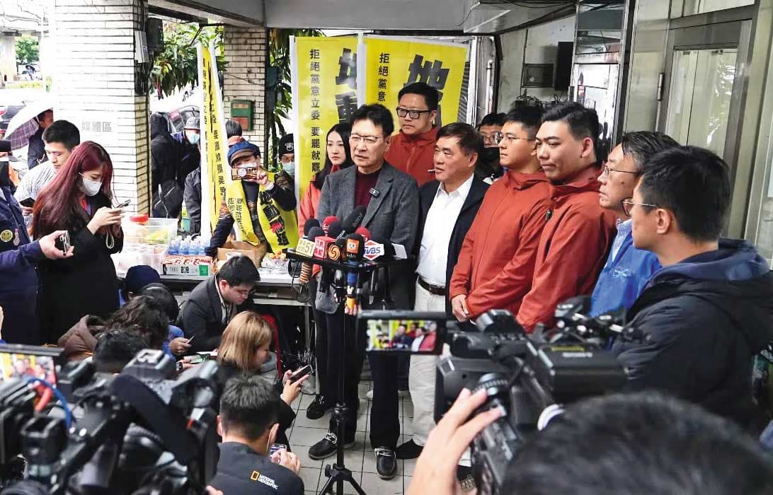 罷免雙吳青年軍捲入死人連署風波，北檢啟動調查，反激起藍軍不滿。（翻攝賴苡任臉書）