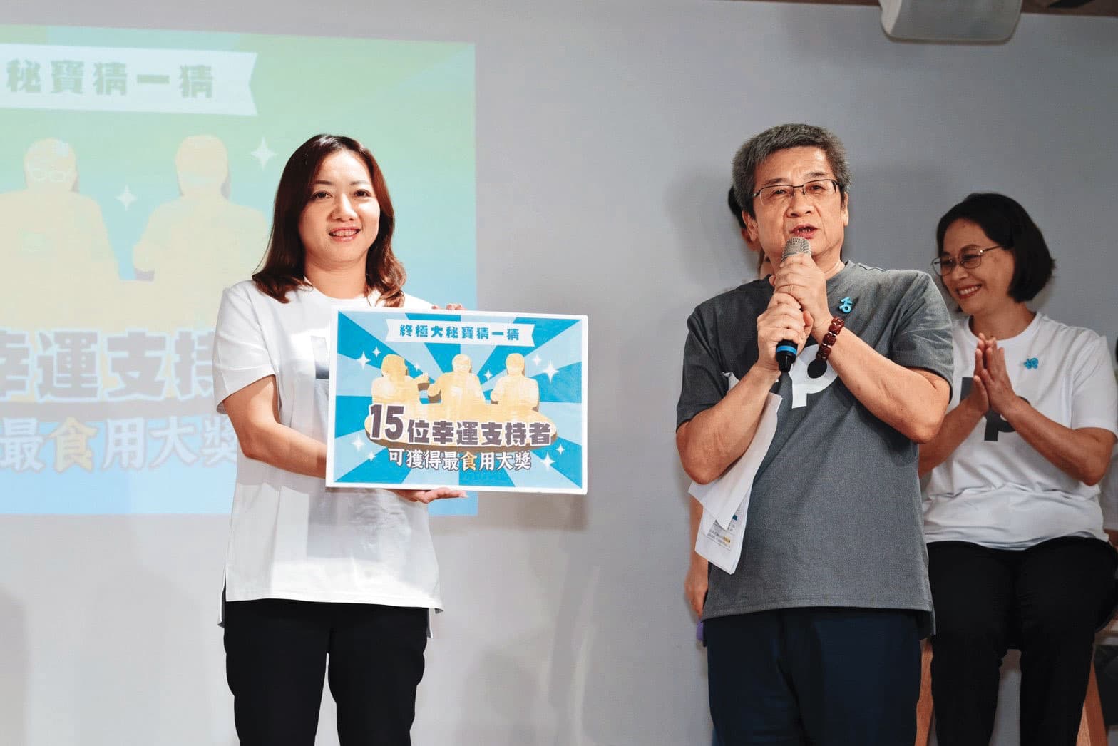 李文宗(前右)是柯文哲的得力助手,去年柯原本要安排他當黨營事業的最高顧問。