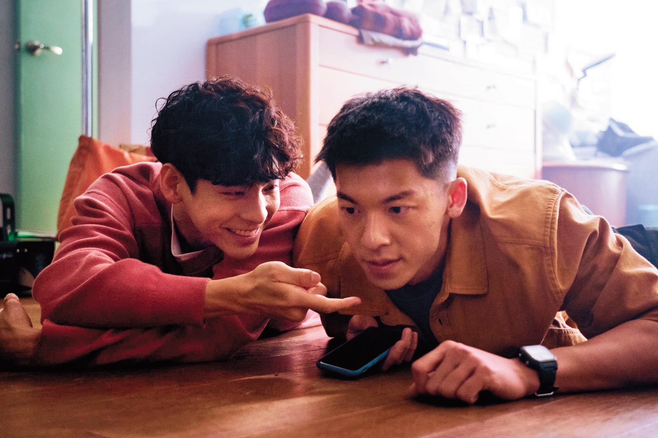 林柏宏(左)和許光漢(右)主演《關於我和鬼變成家人的那件事》以類型片入圍8項大獎,證明金馬獎海納百川的深廣。(金盞花大影業提供)