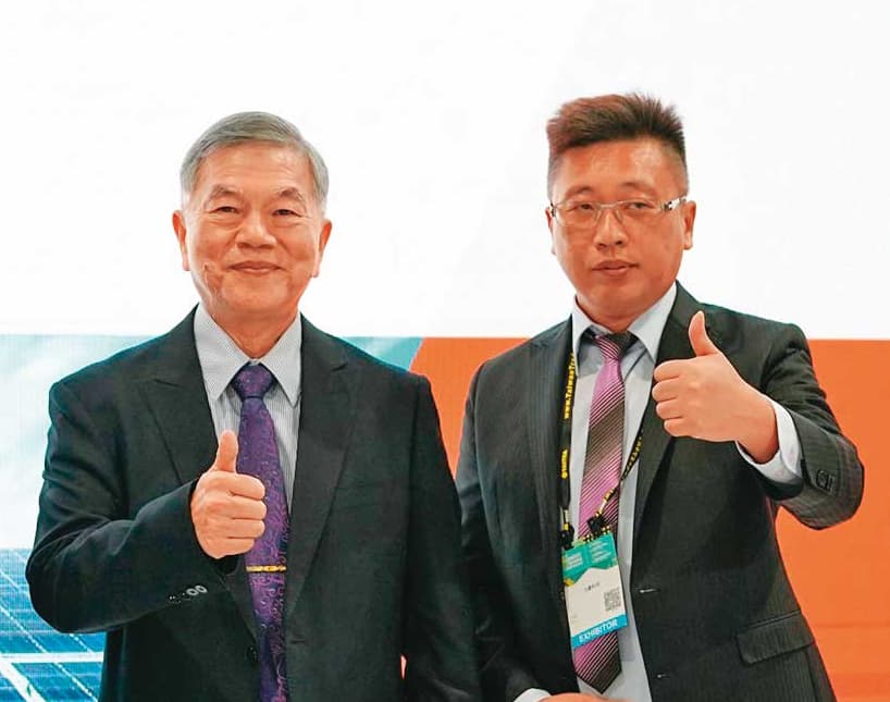 2020台灣國際智慧能源週在南港展覽館登場，行政院副院長沈榮津（左）到場參加，並與力暘集團總裁古盛煇（右）合影。（翻攝力暘能源臉書）
