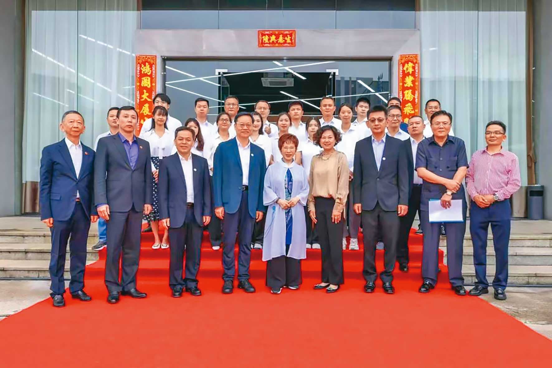 劉憲治將三環幫以竹東公司名義轉型成跨國犯罪企業,還曾到中國做生意,並與前國民黨主席洪秀柱合影。(翻攝百度)