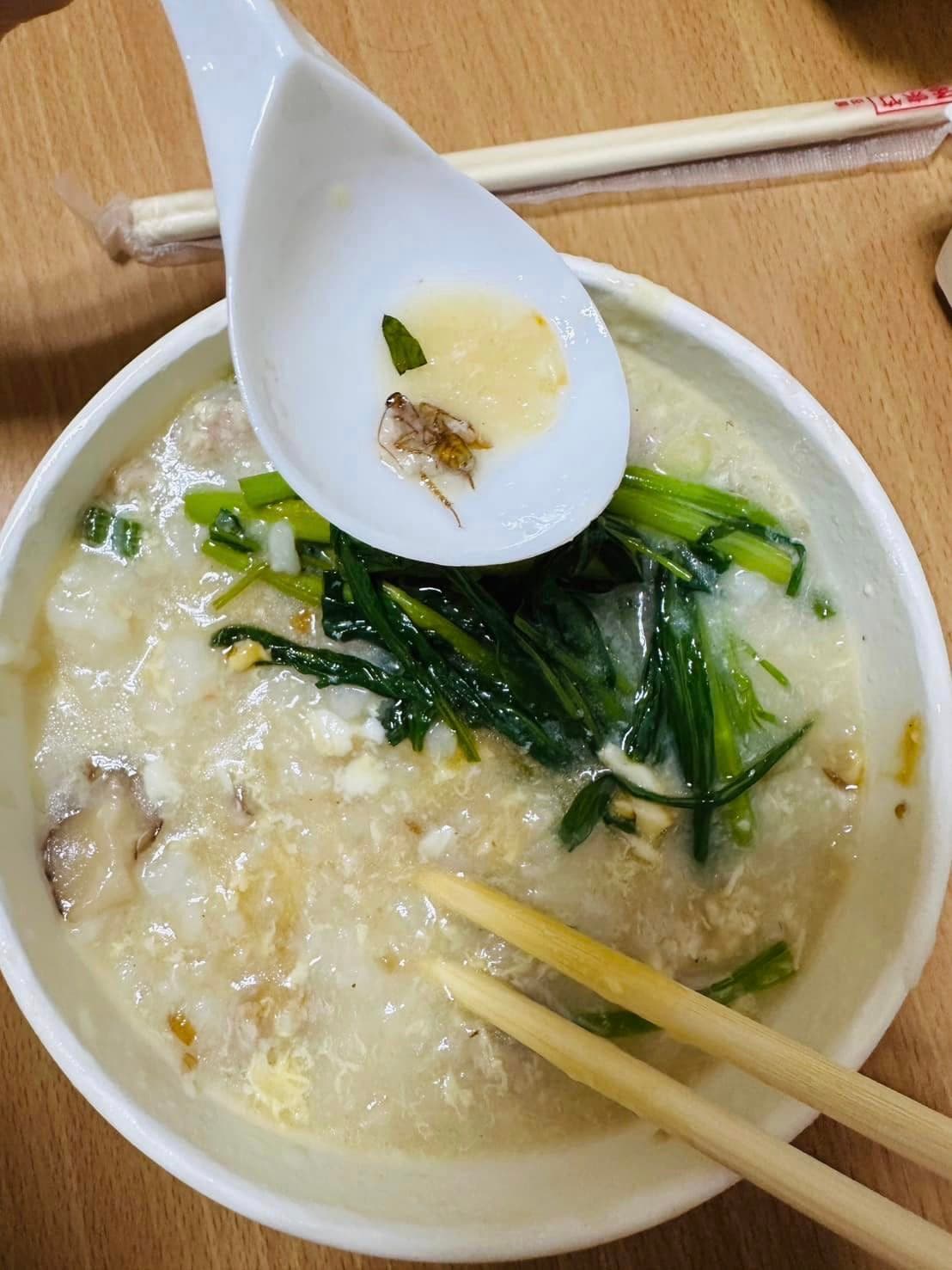 有消費者點外送餐點，沒想到打開驚見宛如「油蔥酥」的小蟑螂。（翻攝自●【爆料公社】●）