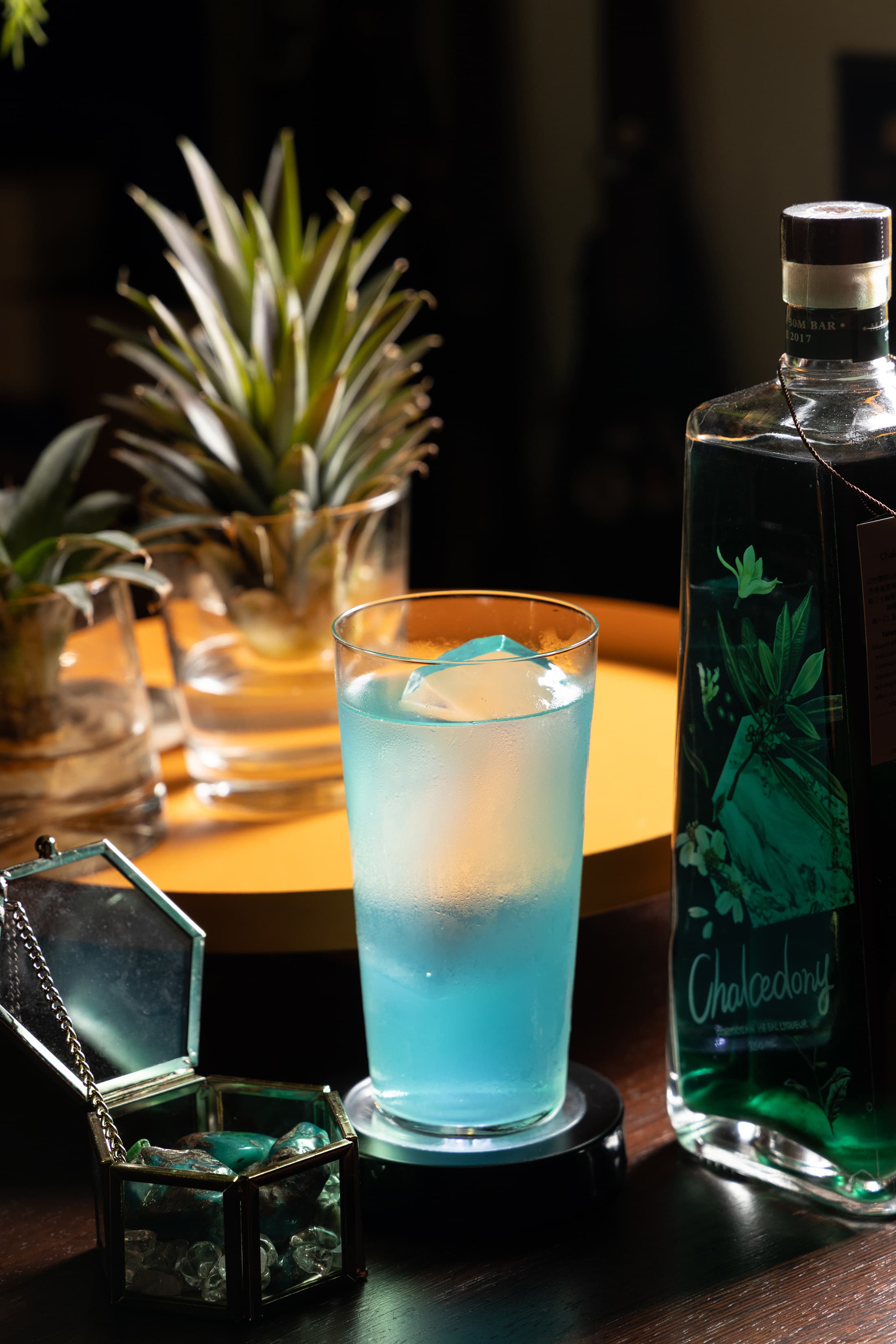 「台灣藍寶」(右,2,000元/750ml)的建議喝法是「藍寶通寧」(中,400元/杯),能品嘗獨特的清新草本香氣。