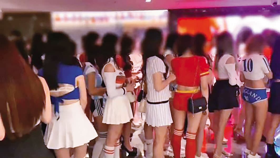 林昭印、黃成峻等人去的酒店屬禮服店,「外小框」指買斷小姐4小時並帶出場。(示意圖,翻攝畫面)
