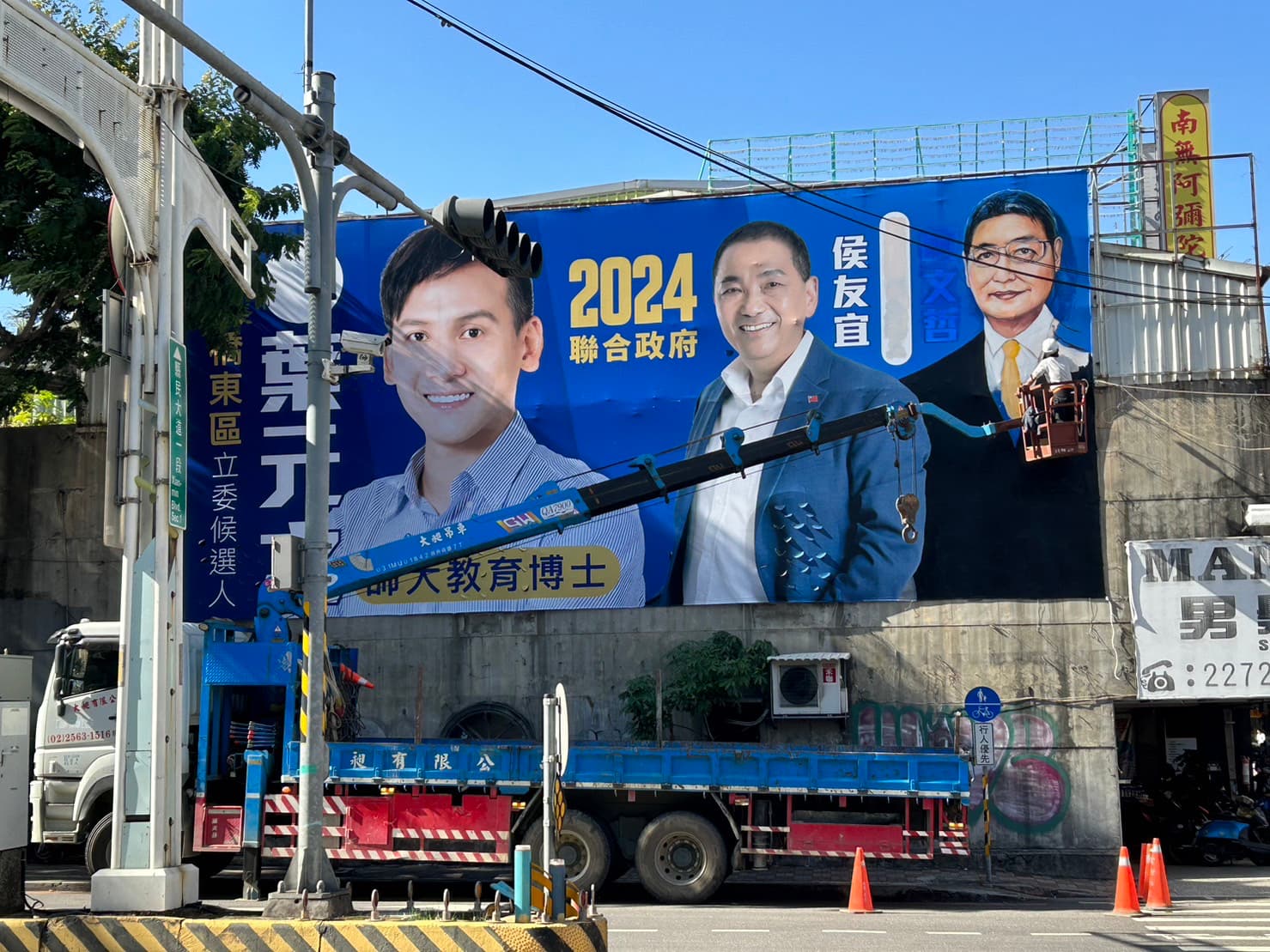 畫師正在P圖柯文哲,換成趙少康的人像。