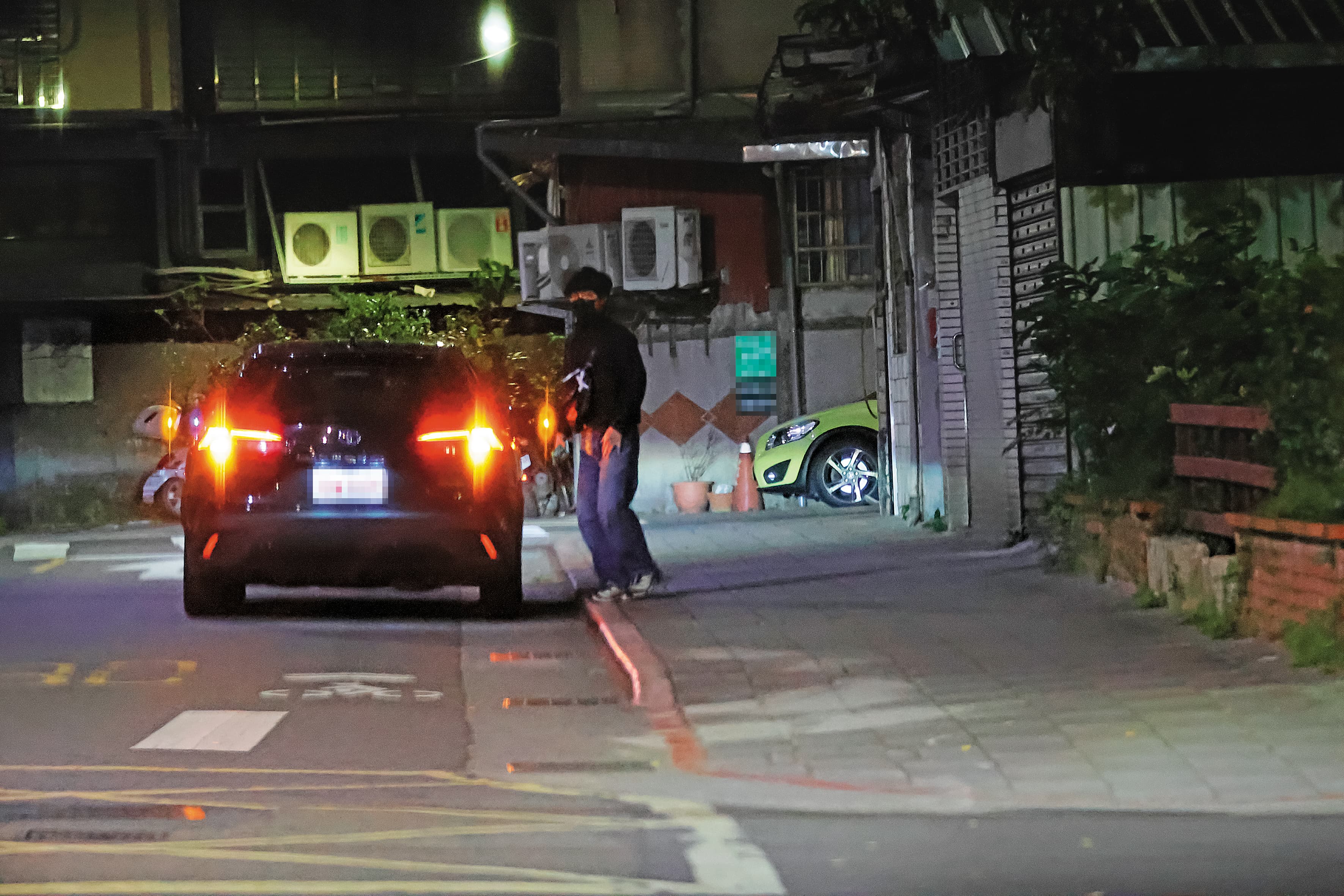 12/9,21:25,盧廣仲搭車回到住處,唱完3天演唱會,確實需要早點休息。