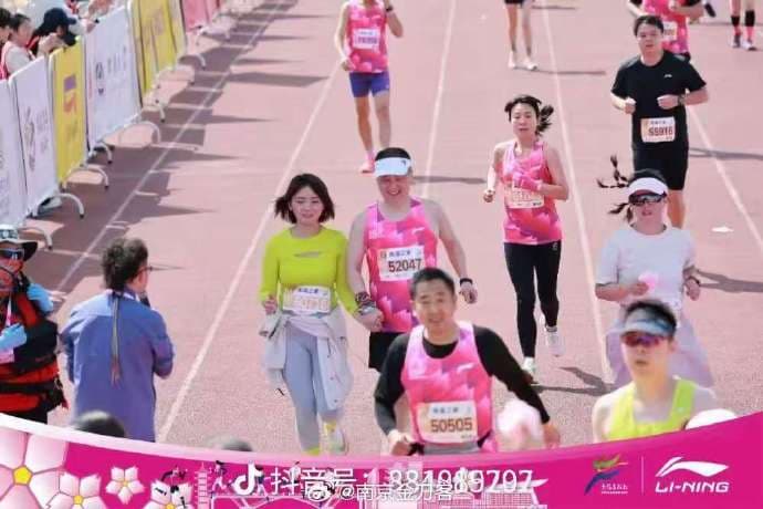 這場馬拉松,意外曝光一段婚外情。(翻自微博)