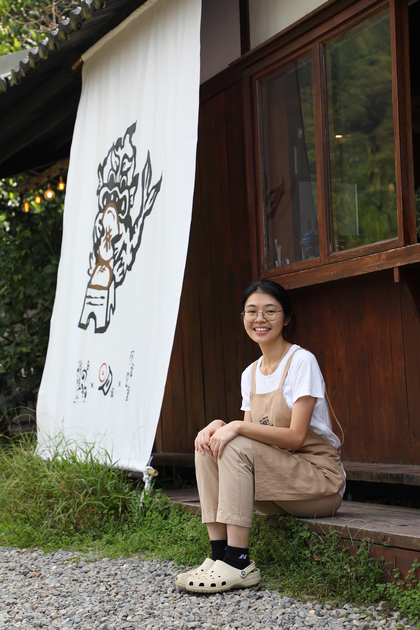 老闆紓語為了學習阿嬤的傳統糕點手藝，來到南投日月潭創業。