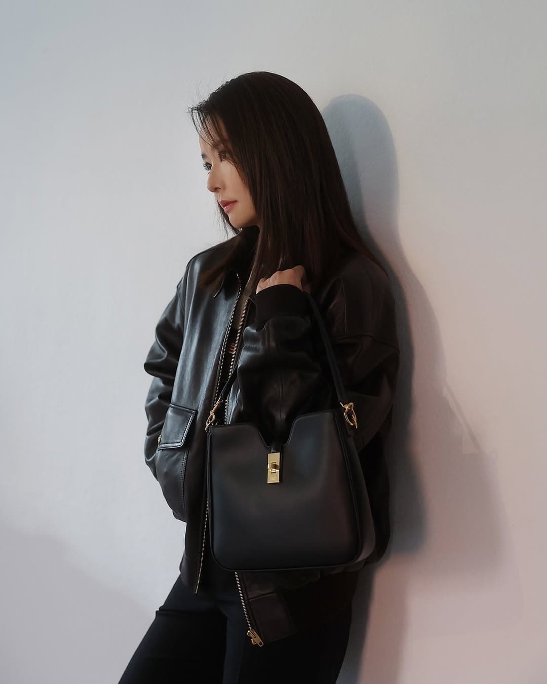 林心如以黑色皮衣與長褲的帥氣look配上CAMILLE 16 SOFT。（CELINE BY HEDI SLIMANE提供）