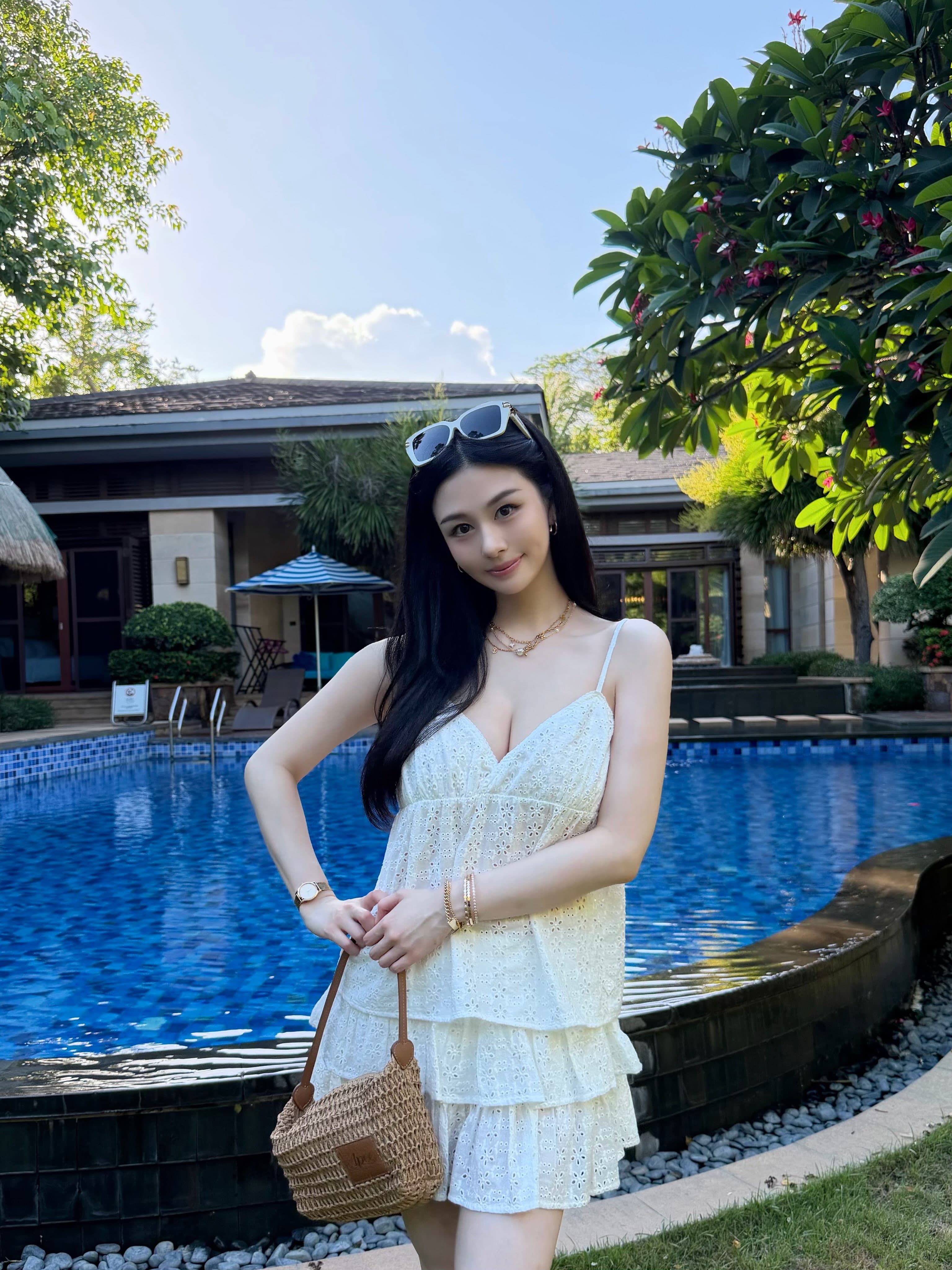 沈月穿上低胸蕾絲洋裝,盡顯好身材。(翻攝yuetyuetxx IG)
