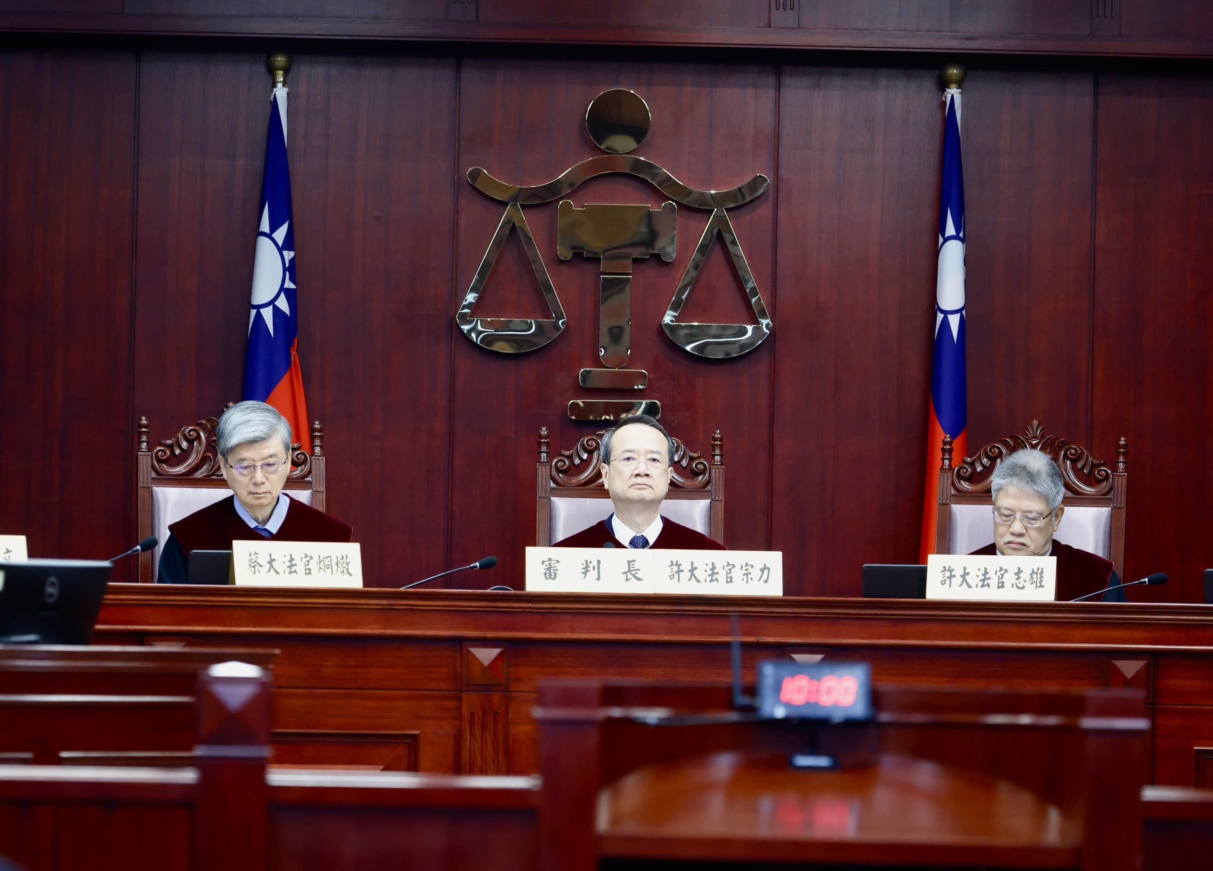 憲法法庭審判長許宗力等7位大法官將於10月底任滿卸職，全案將於10月底前宣判。